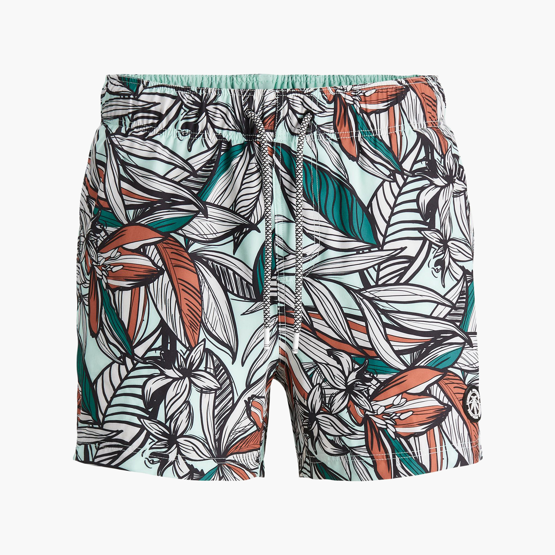شورت بخصر منخفض ورباط إغلاق وجيب وطبعات استوائيّة من جاك & جونز-men-clothing-sportswearandactivewear-bottoms-image-1