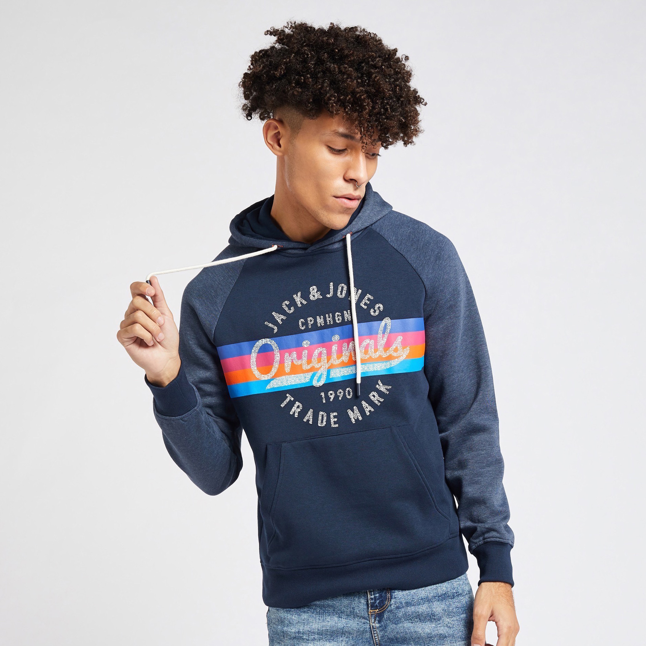 هودي خفيف بطبعات وأكمام طويلة وجيوب من جاك أند جونز-men-winterwear-hoodiesandsweatshirts-image-5