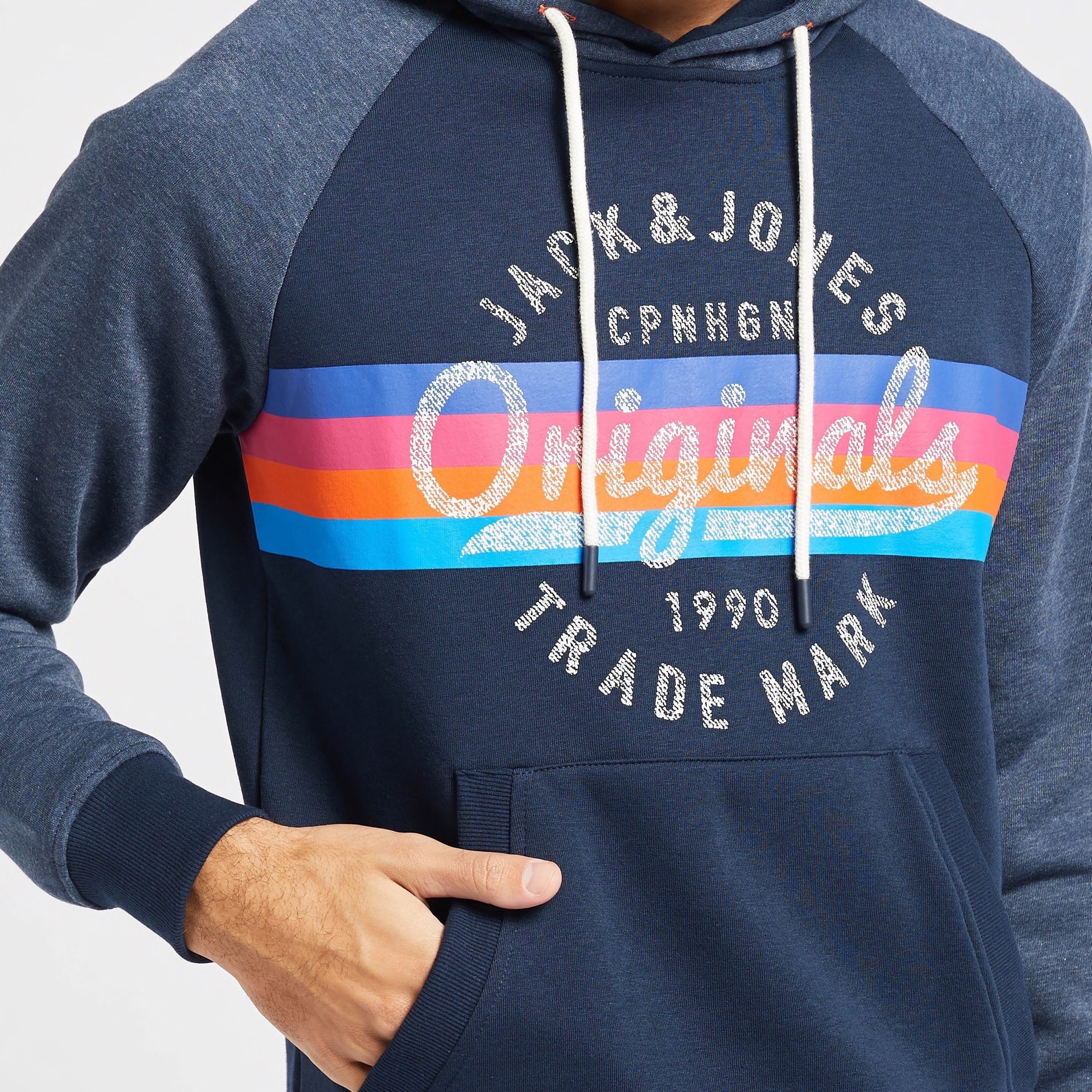 هودي خفيف بطبعات وأكمام طويلة وجيوب من جاك أند جونز-men-winterwear-hoodiesandsweatshirts-image-7