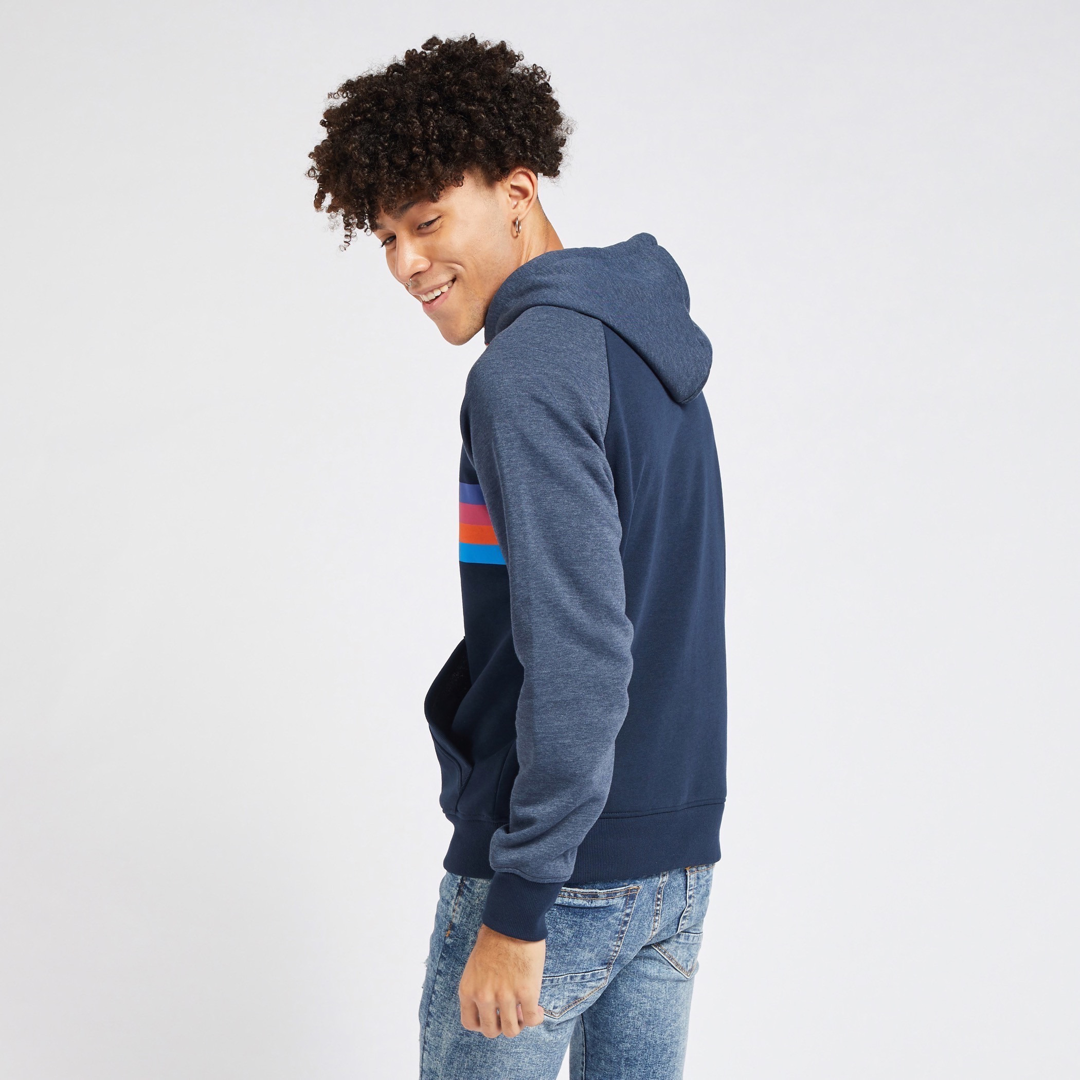هودي خفيف بطبعات وأكمام طويلة وجيوب من جاك أند جونز-men-winterwear-hoodiesandsweatshirts-image-8