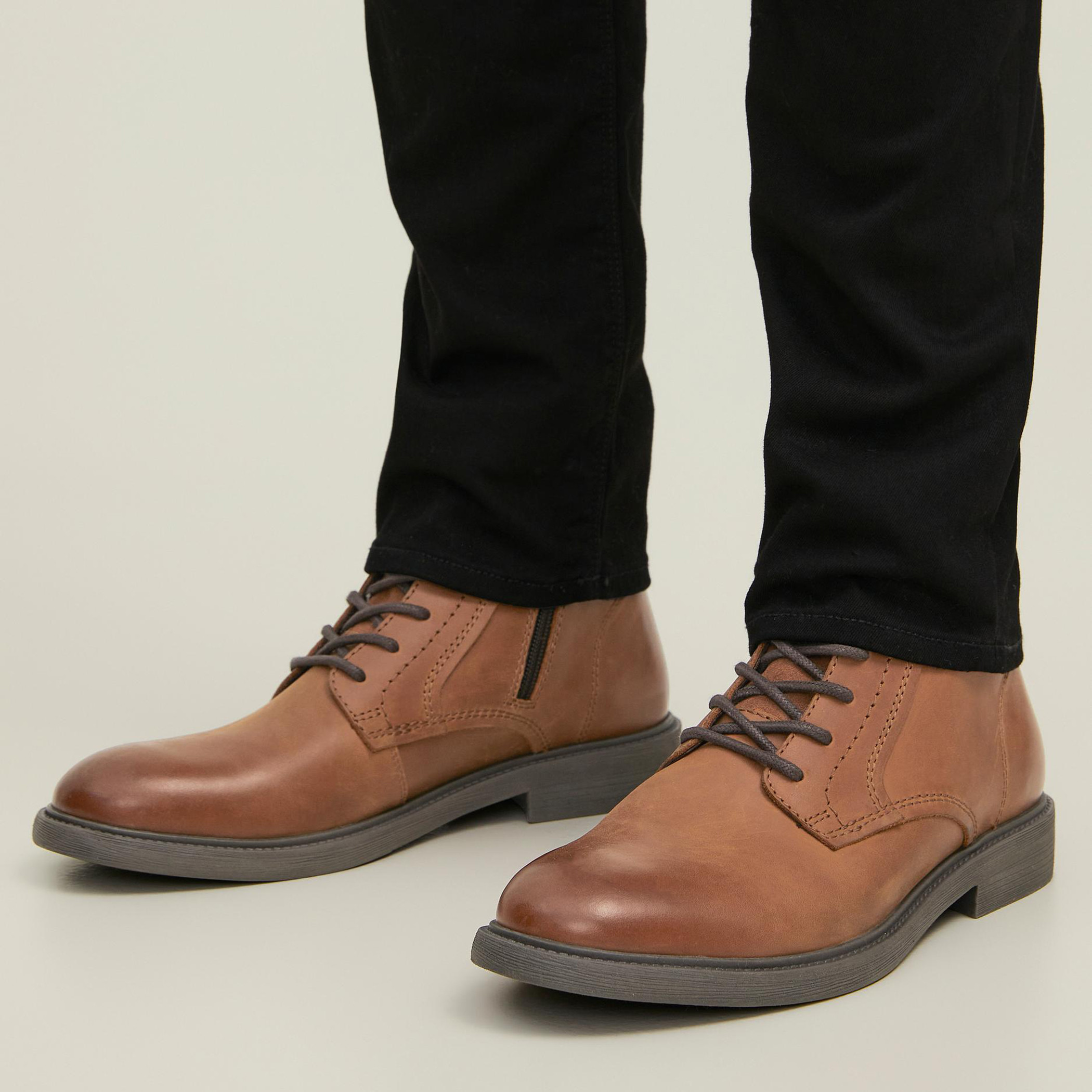 أحذية جلدية صلبة مع عالية من جاك آند جونز للرجال بلون اسود-men-shoes-boots-image-9