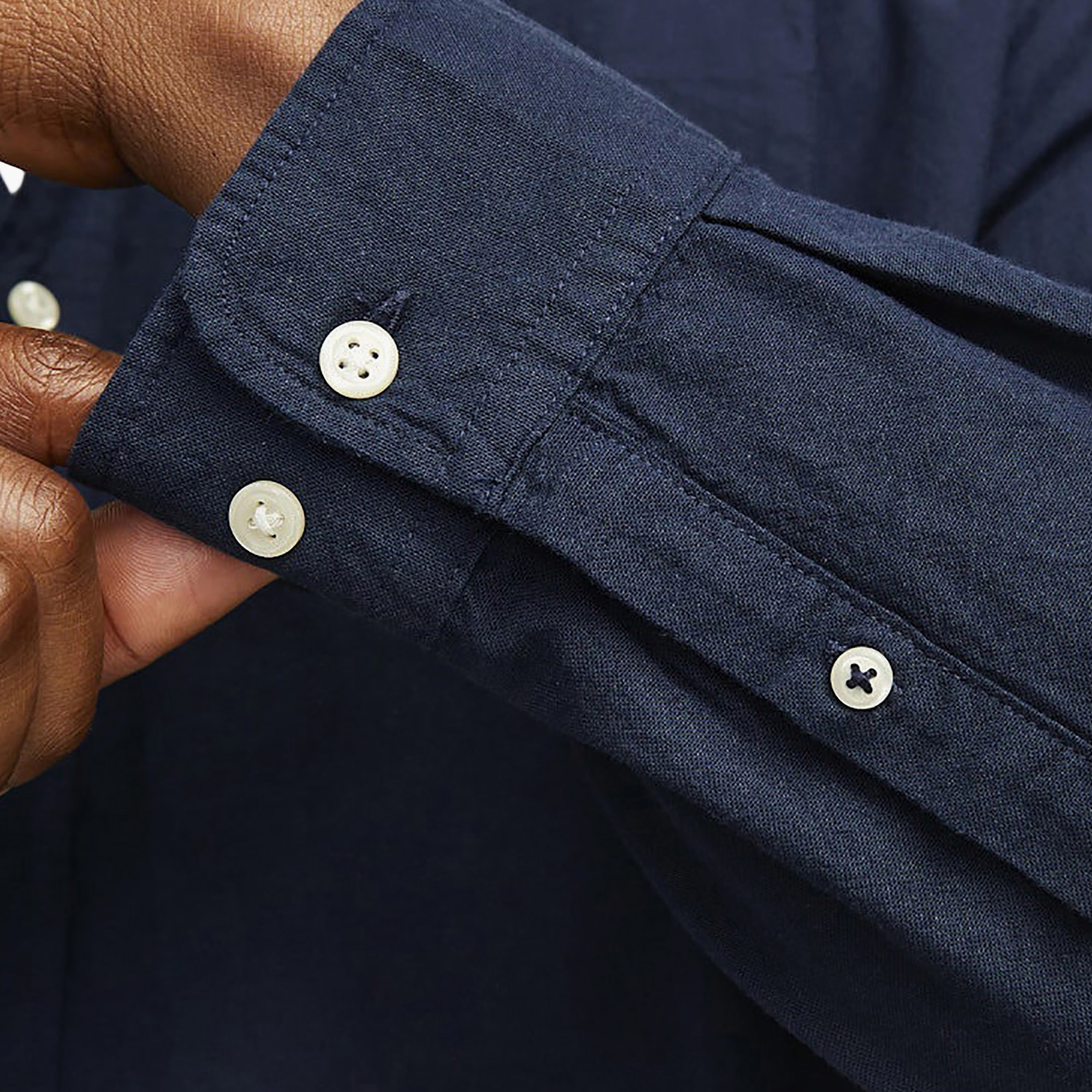 قميص رجالي بلس سادة بقصة عادية وأكمام طويلة وياقة من جاك آند جونز-men-clothing-shirts-image-12