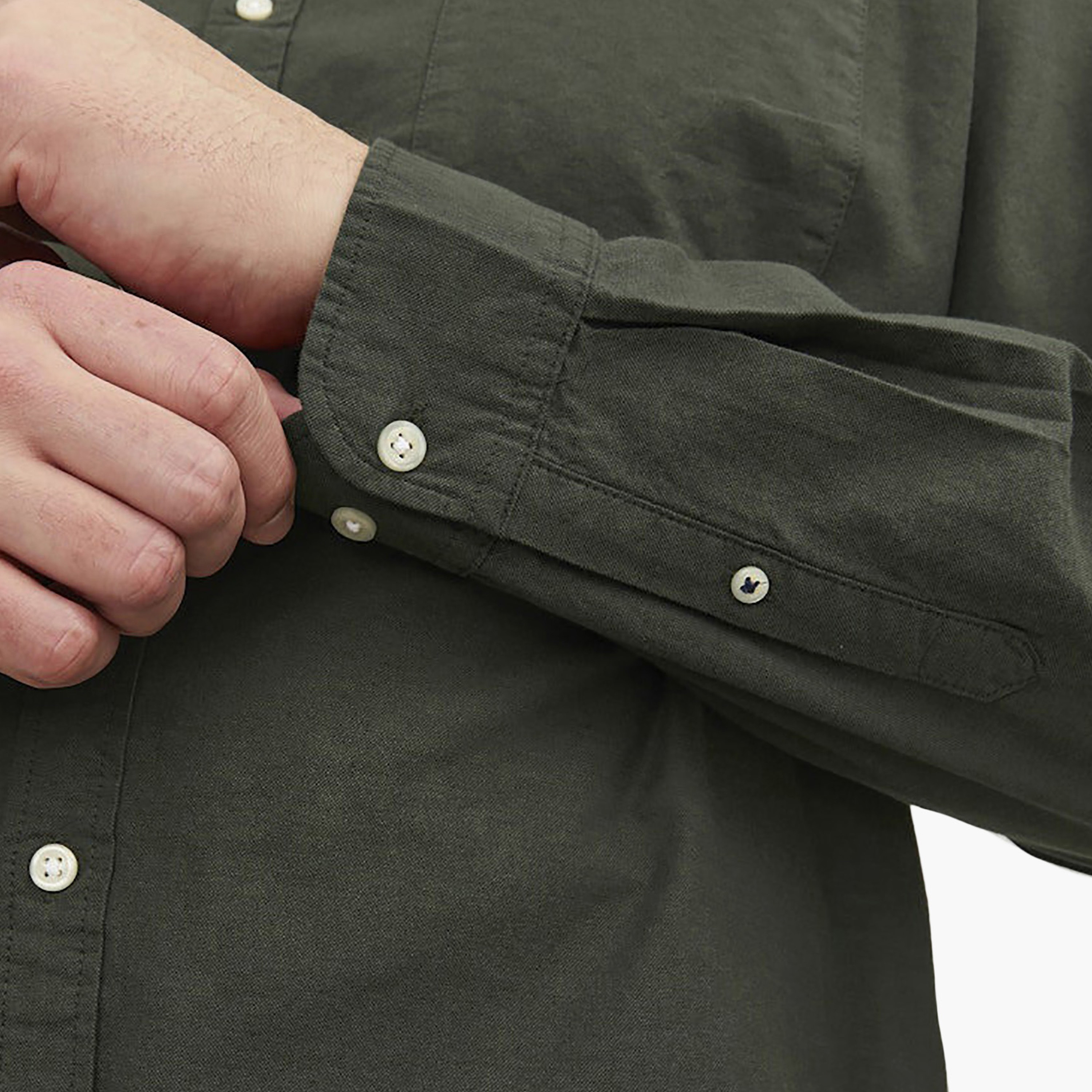 قميص رجالي بلس سادة بقصة عادية وأكمام طويلة وياقة من جاك آند جونز-men-clothing-shirts-image-6