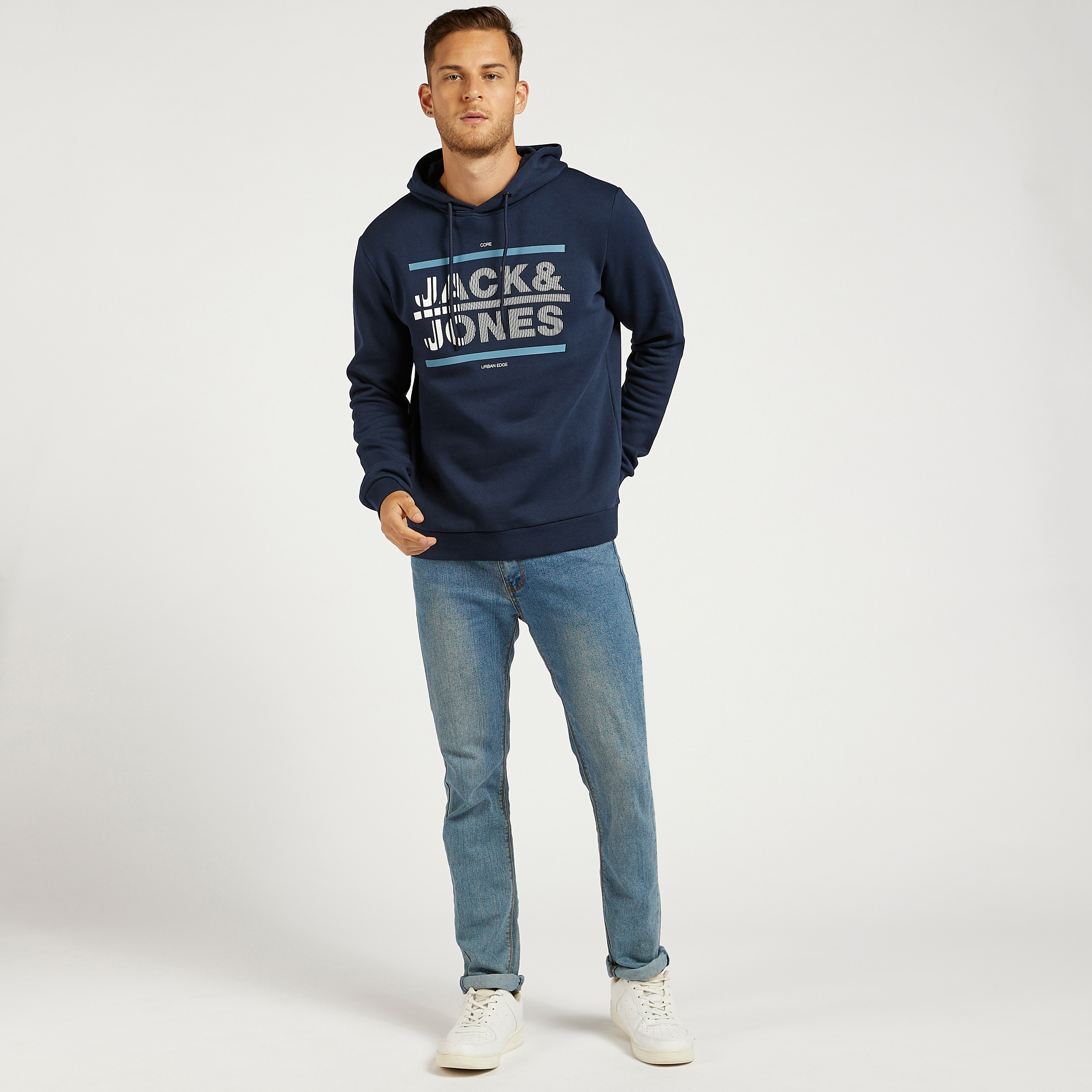 هودي خفيف بطبعات وأكمام طويلة من جاك أند جونز-men-winterwear-hoodiesandsweatshirts-image-2