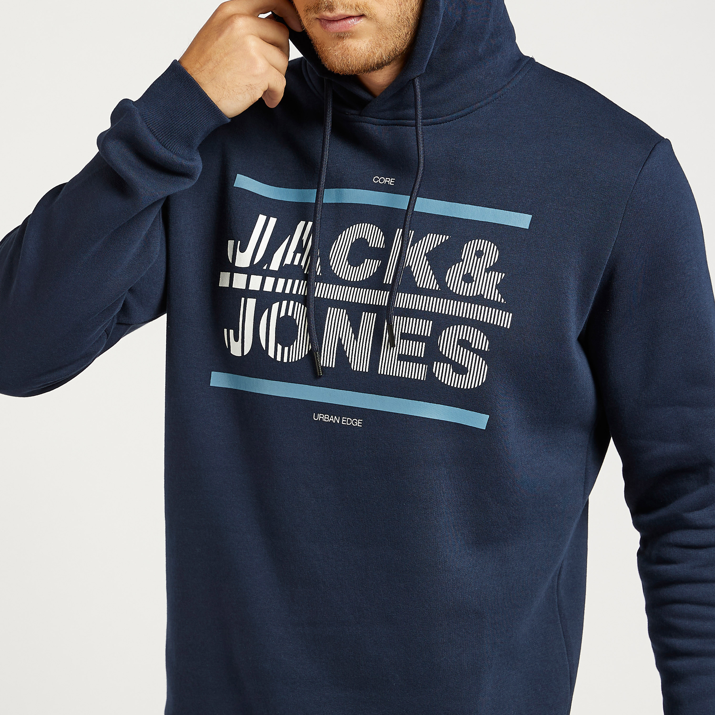 هودي خفيف بطبعات وأكمام طويلة من جاك أند جونز-men-winterwear-hoodiesandsweatshirts-image-3