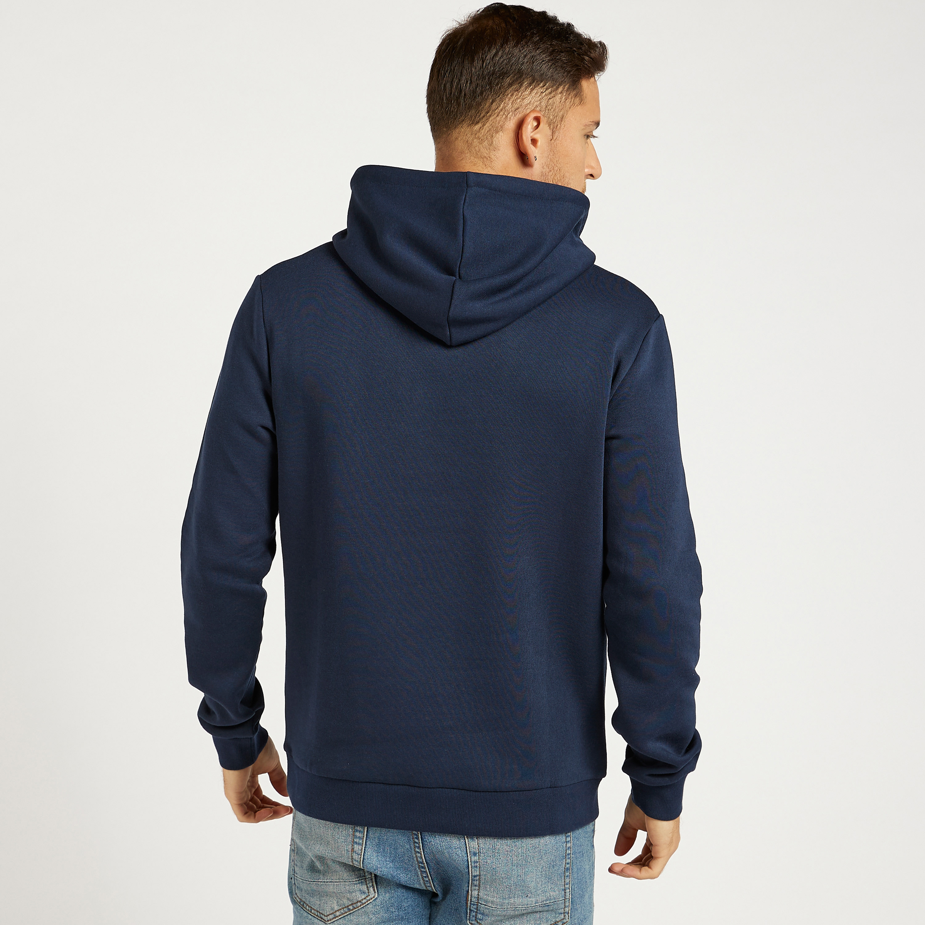 هودي خفيف بطبعات وأكمام طويلة من جاك أند جونز-men-winterwear-hoodiesandsweatshirts-image-4