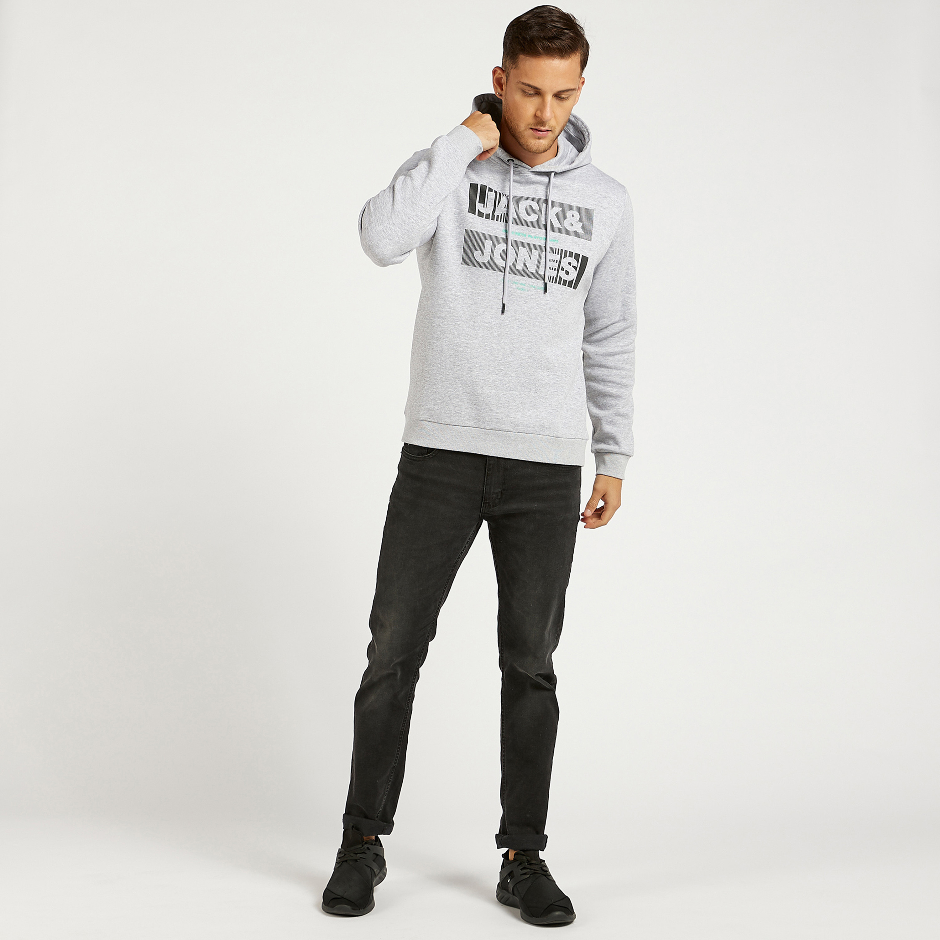 هودي خفيف بطبعات وأكمام طويلة من جاك أند جونز-men-winterwear-hoodiesandsweatshirts-image-2