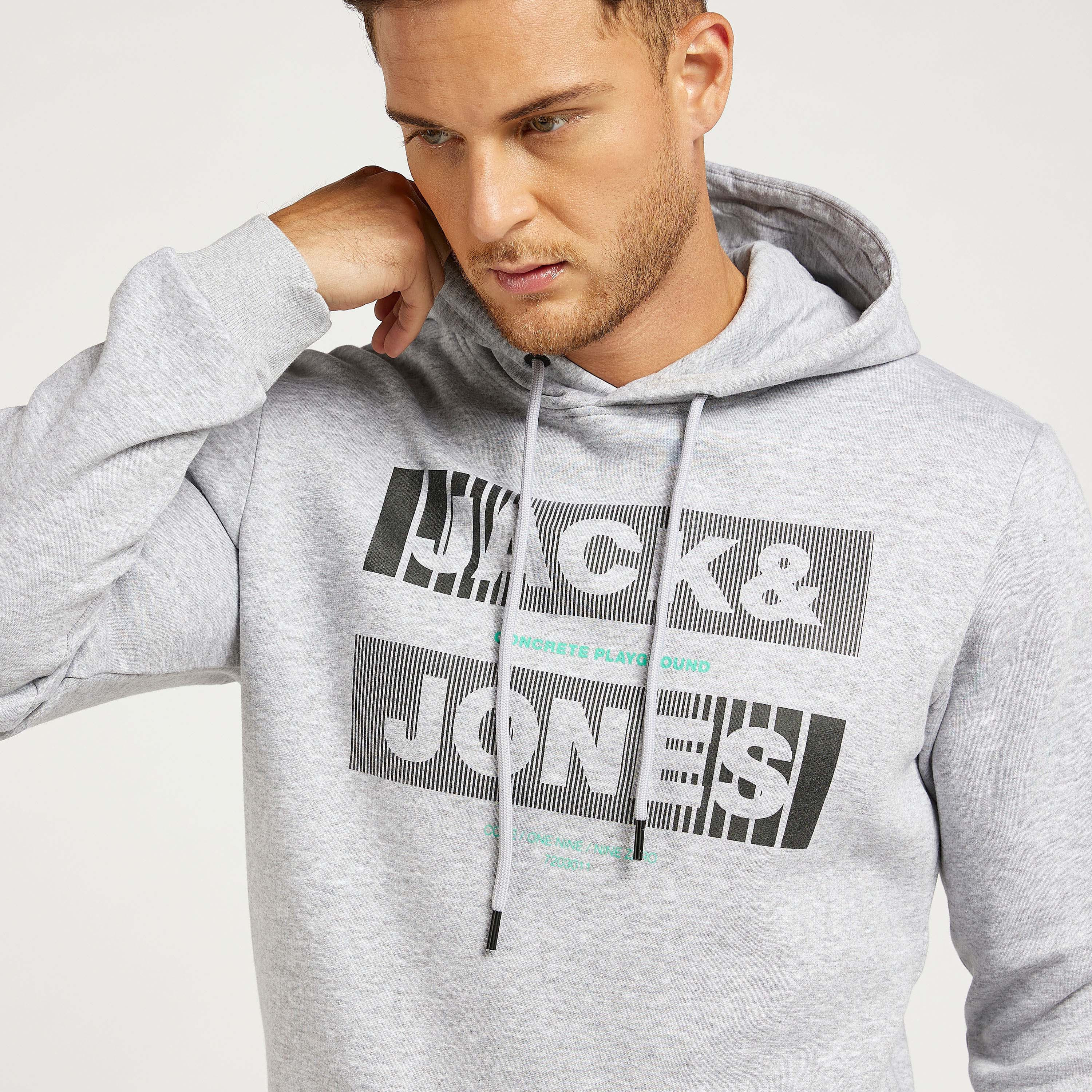 هودي خفيف بطبعات وأكمام طويلة من جاك أند جونز-men-winterwear-hoodiesandsweatshirts-image-3