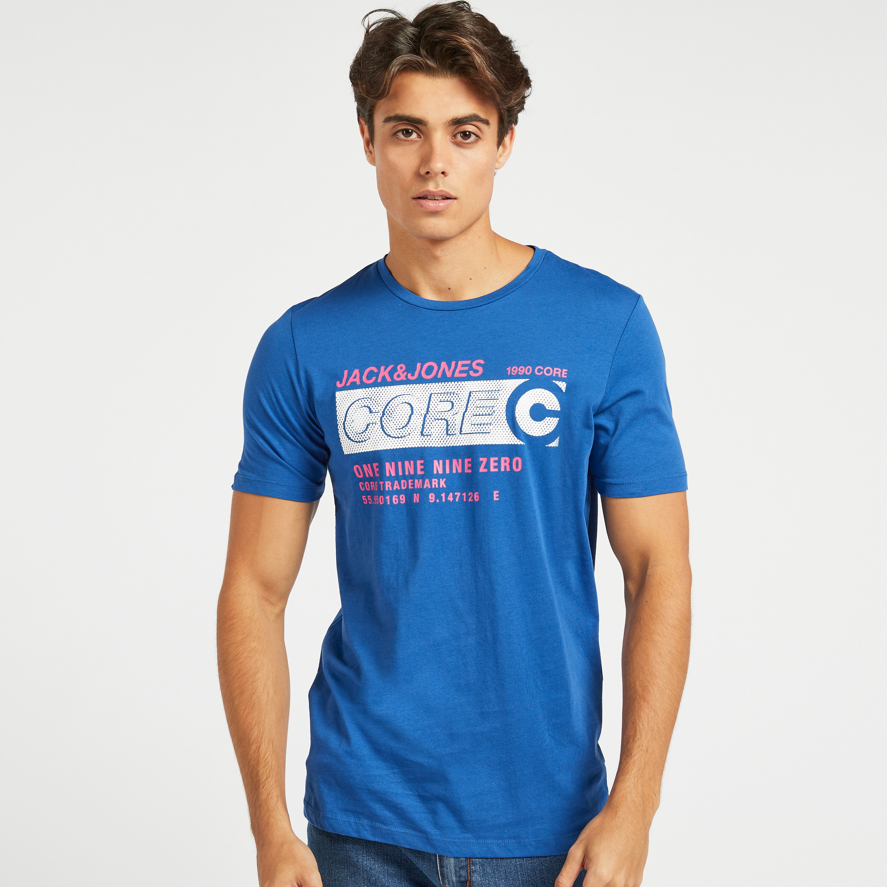تيشيرت بياقة ضيّقة وأكمام قصيرة وطبعات من جاك & جونز-men-clothing-tshirtsandpolos-tshirts-image-1