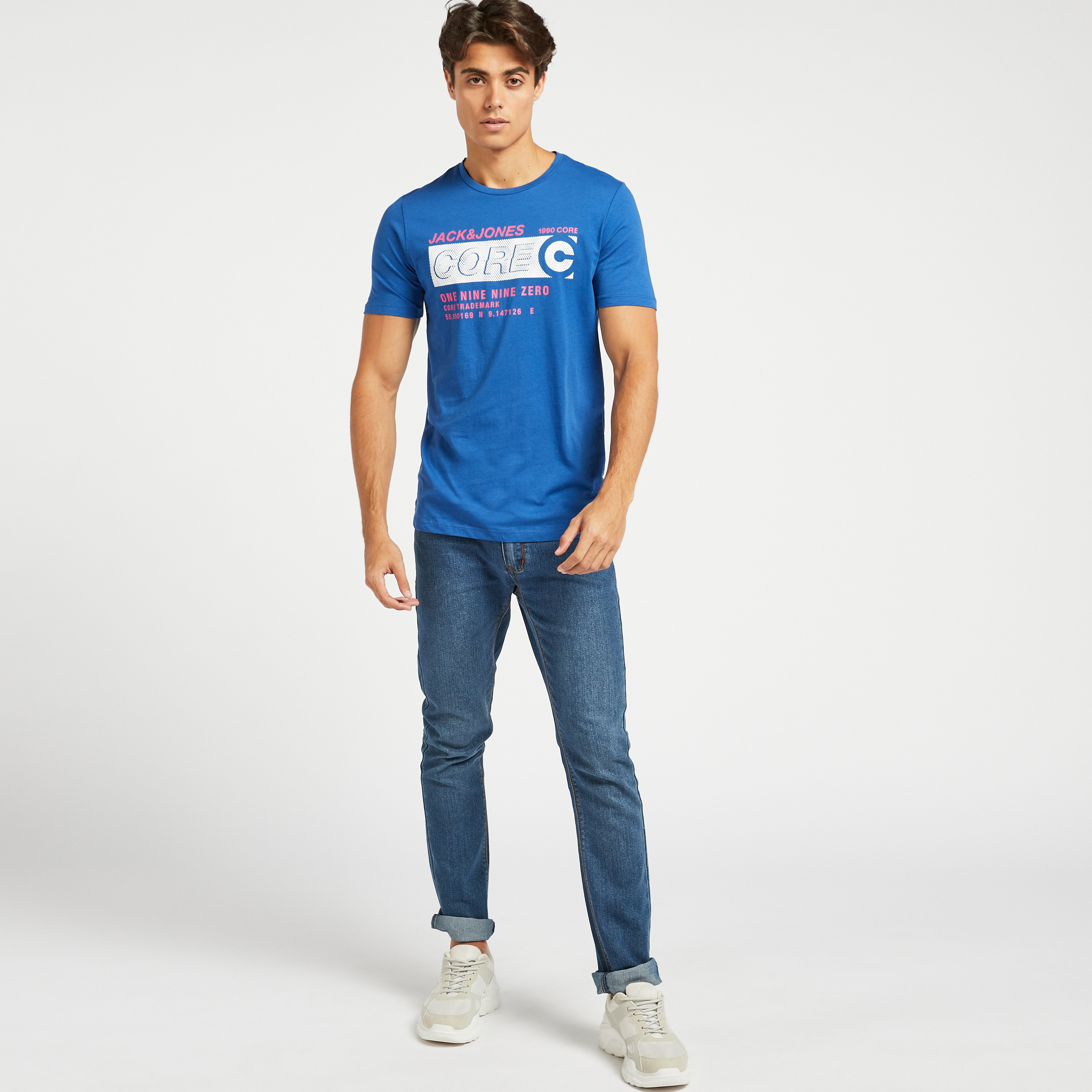 تيشيرت بياقة ضيّقة وأكمام قصيرة وطبعات من جاك & جونز-men-clothing-tshirtsandpolos-tshirts-image-2