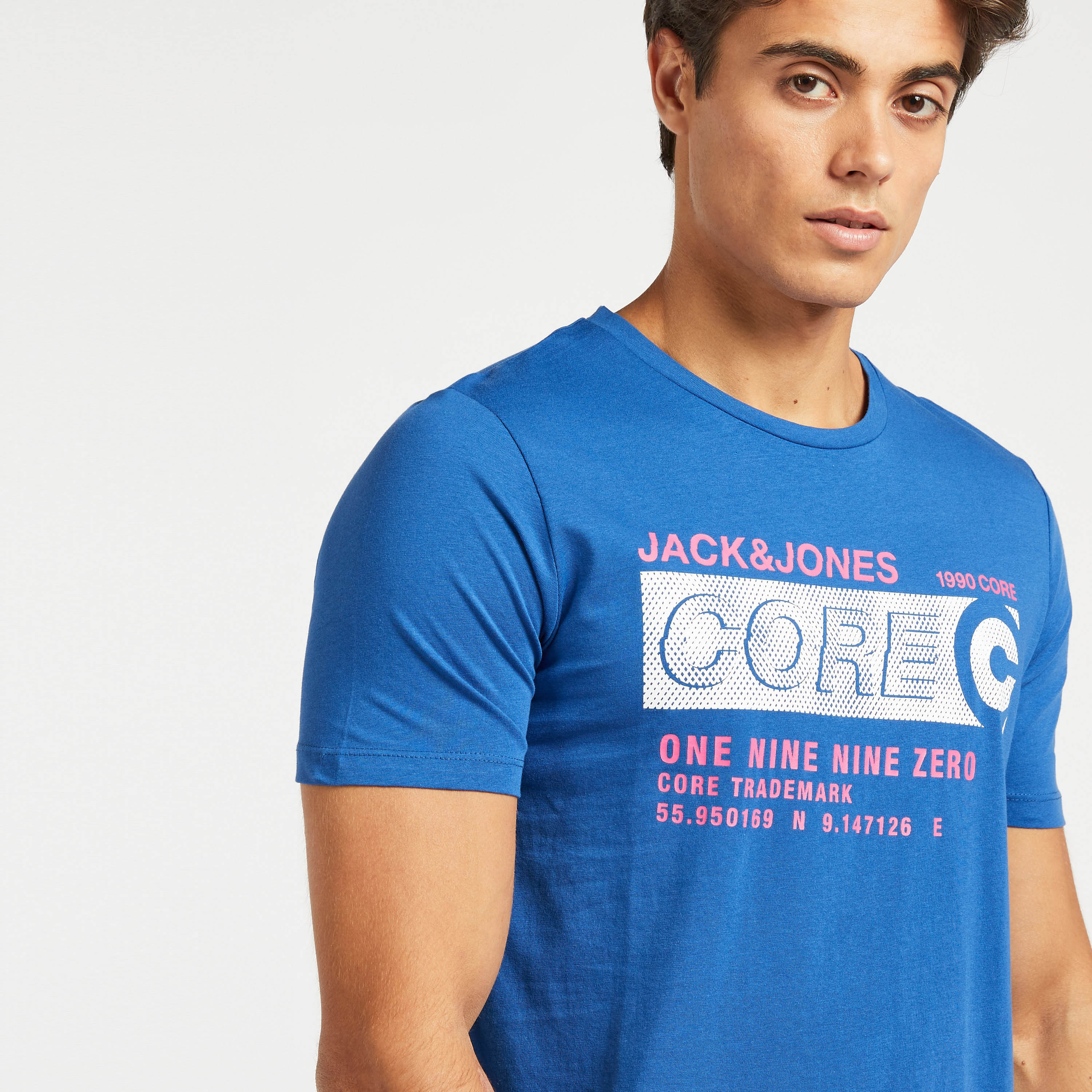 تيشيرت بياقة ضيّقة وأكمام قصيرة وطبعات من جاك & جونز-men-clothing-tshirtsandpolos-tshirts-image-3