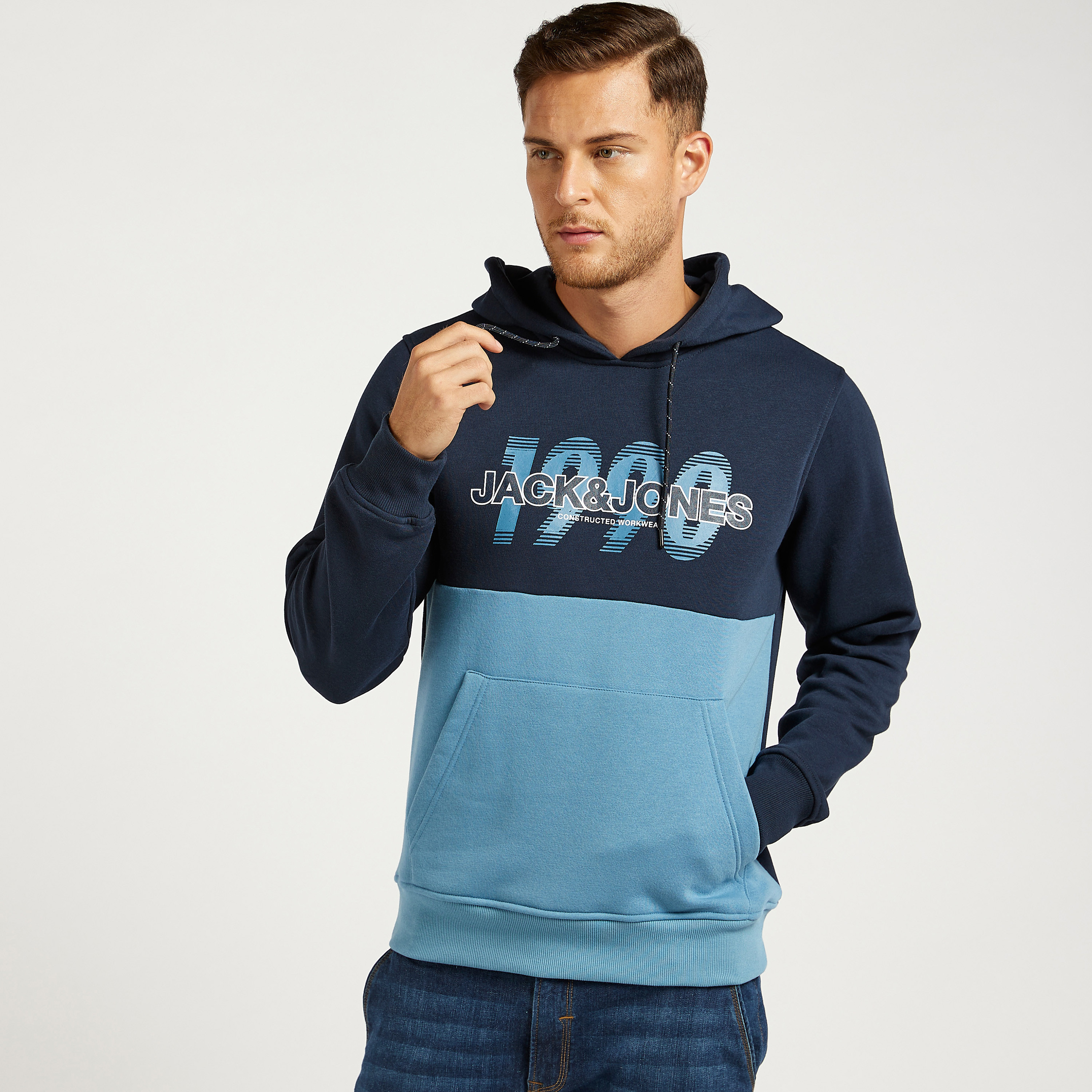 هودي خفيف بطبعات وأكمام طويلة من جاك أند جونز-men-winterwear-hoodiesandsweatshirts-image-1