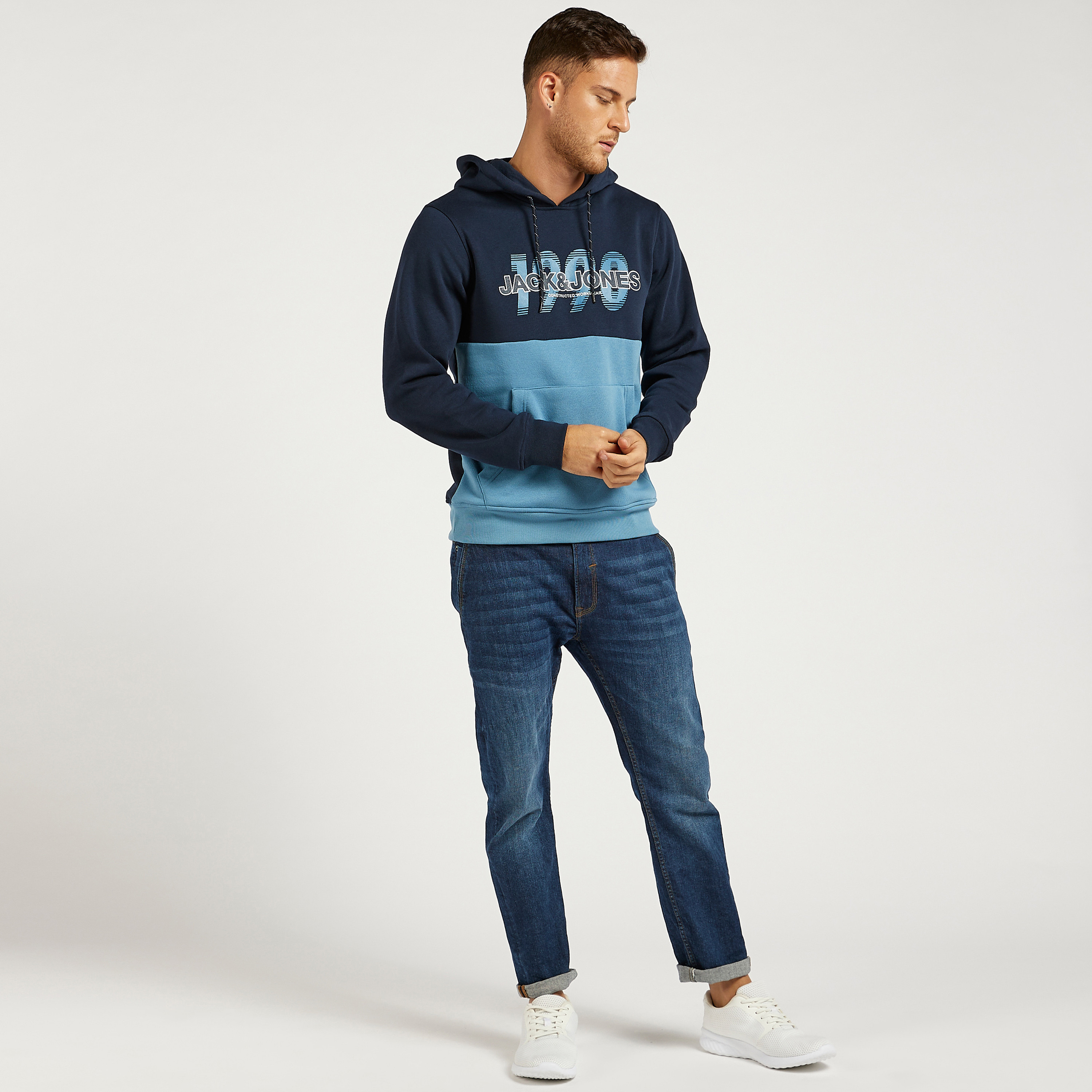 هودي خفيف بطبعات وأكمام طويلة من جاك أند جونز-men-winterwear-hoodiesandsweatshirts-image-2