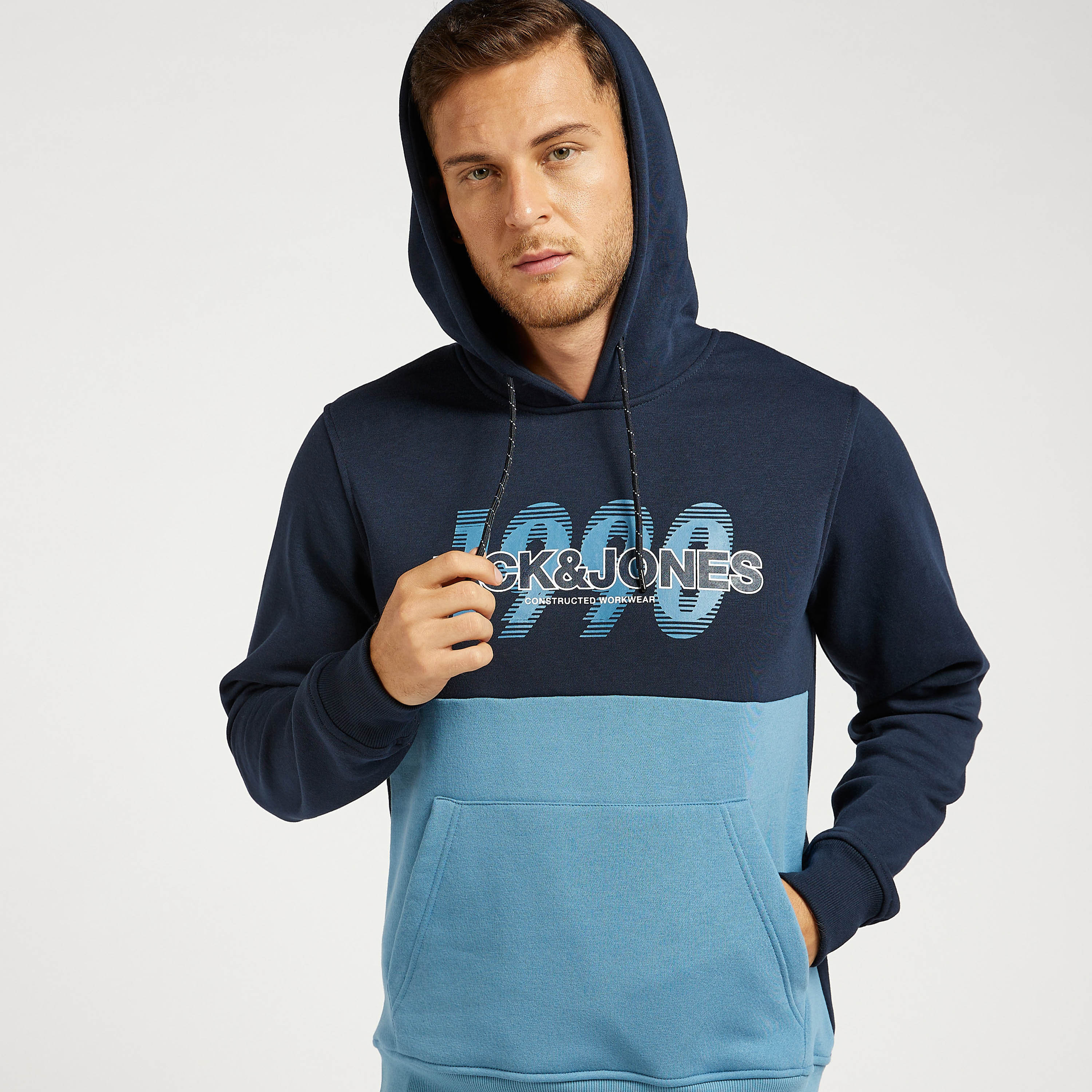 هودي خفيف بطبعات وأكمام طويلة من جاك أند جونز-men-winterwear-hoodiesandsweatshirts-image-3