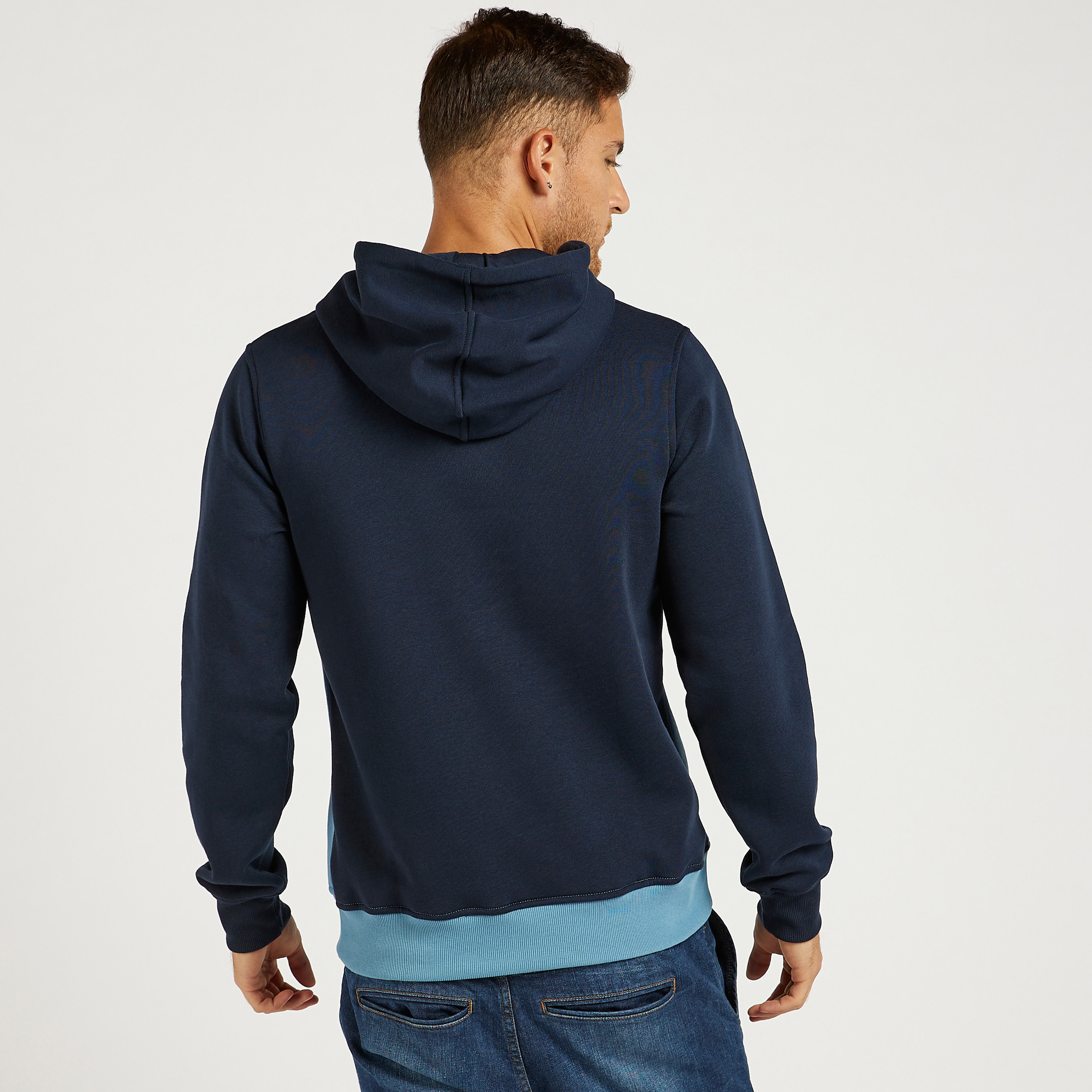 هودي خفيف بطبعات وأكمام طويلة من جاك أند جونز-men-winterwear-hoodiesandsweatshirts-image-4