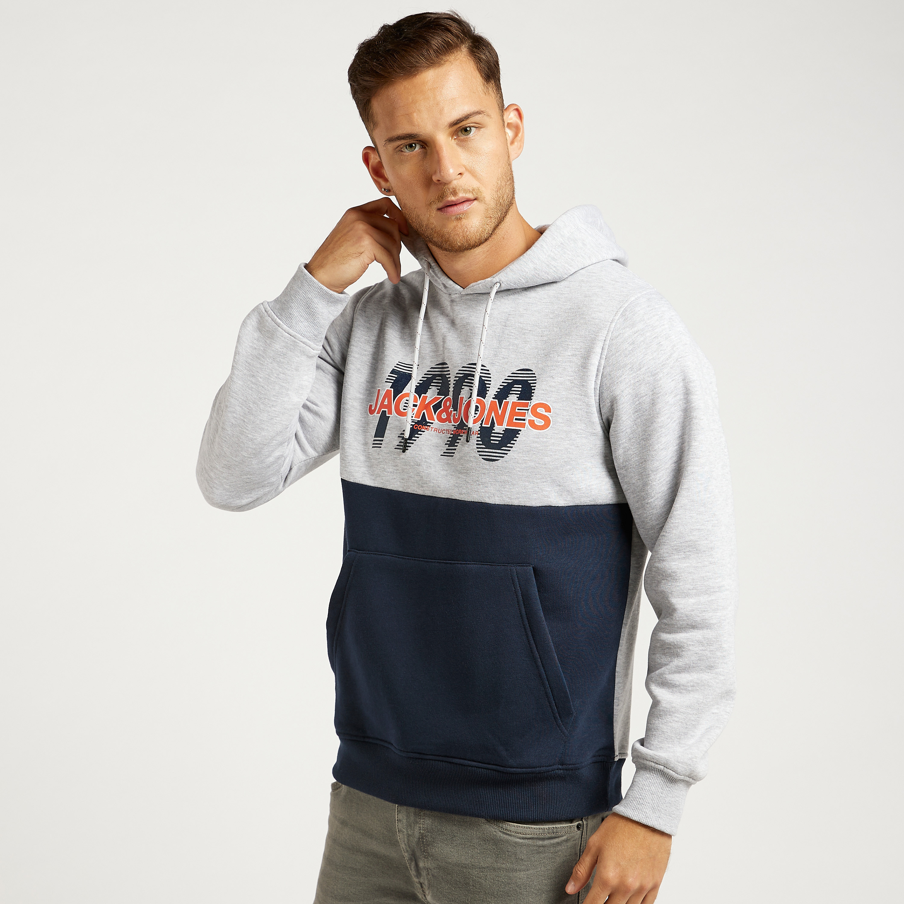 هودي خفيف بطبعات وأكمام طويلة من جاك أند جونز-men-winterwear-hoodiesandsweatshirts-image-5