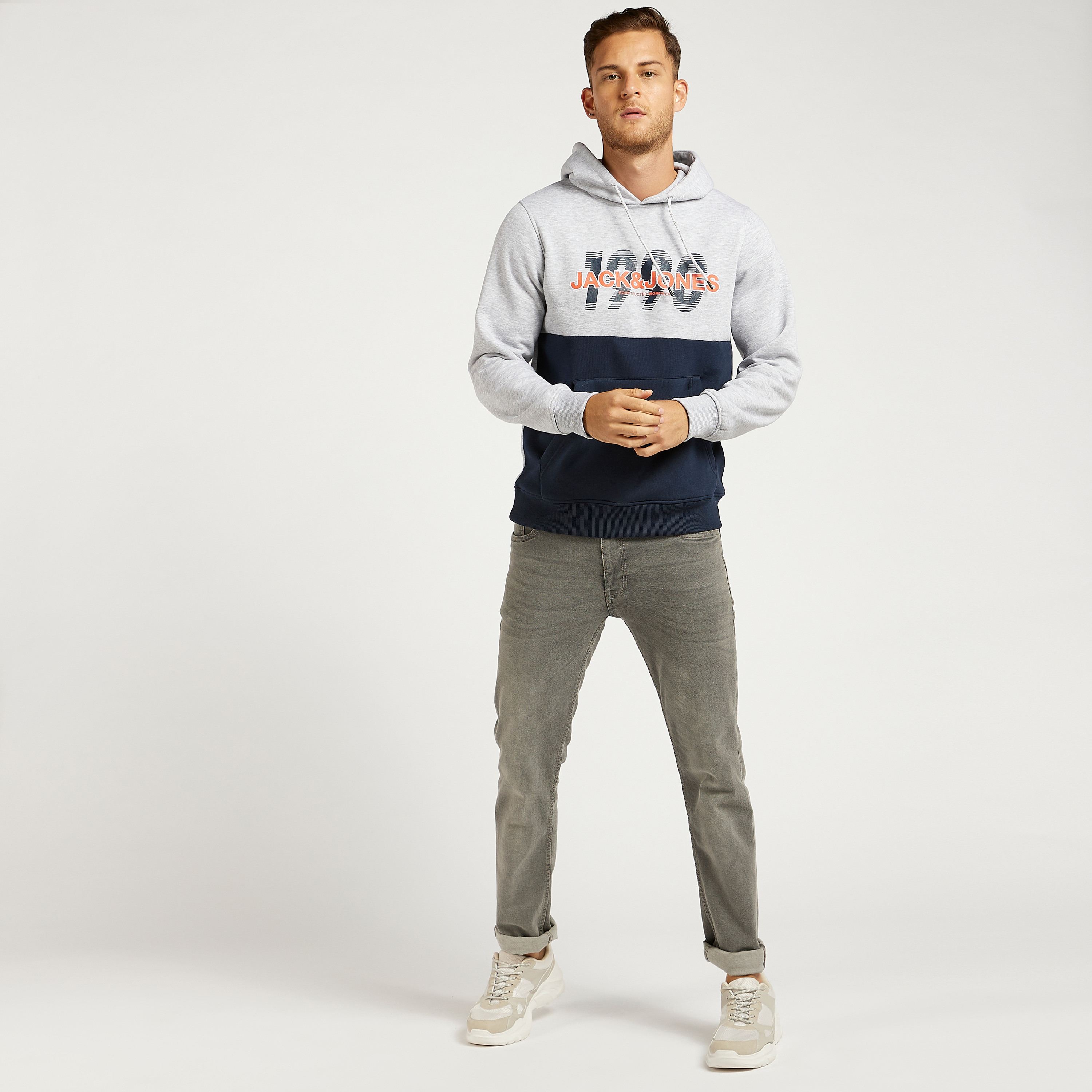 هودي خفيف بطبعات وأكمام طويلة من جاك أند جونز-men-winterwear-hoodiesandsweatshirts-image-6