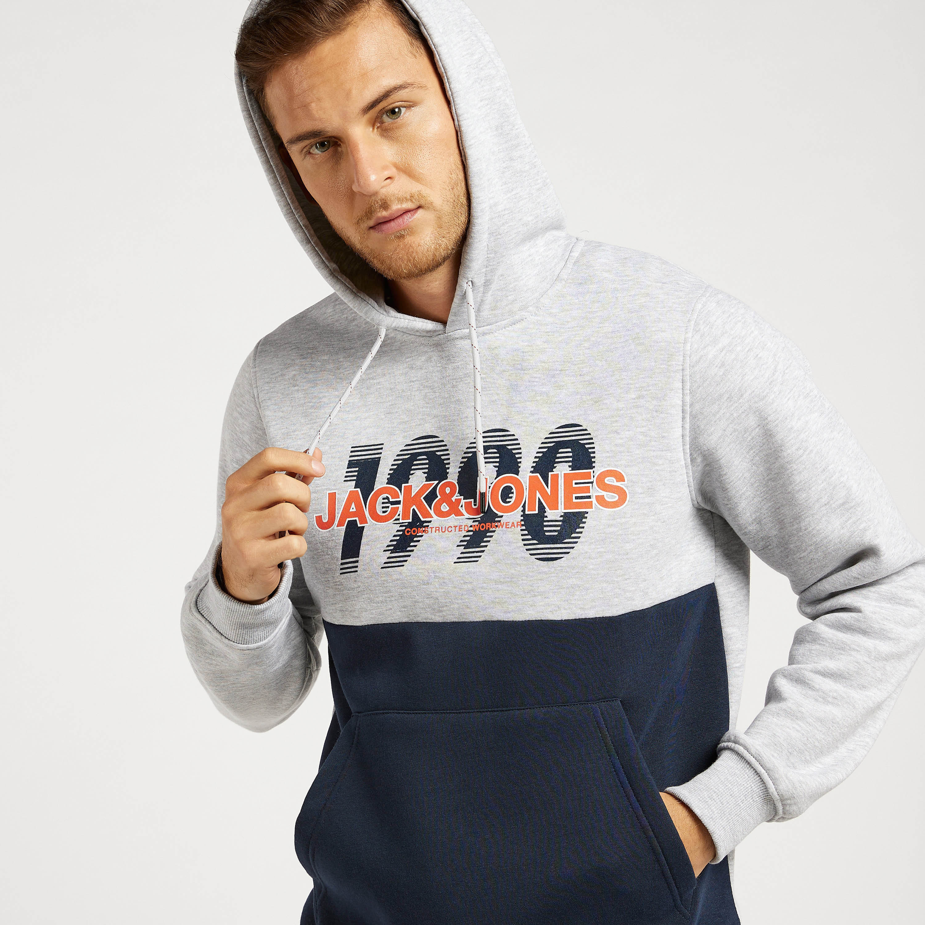هودي خفيف بطبعات وأكمام طويلة من جاك أند جونز-men-winterwear-hoodiesandsweatshirts-image-7