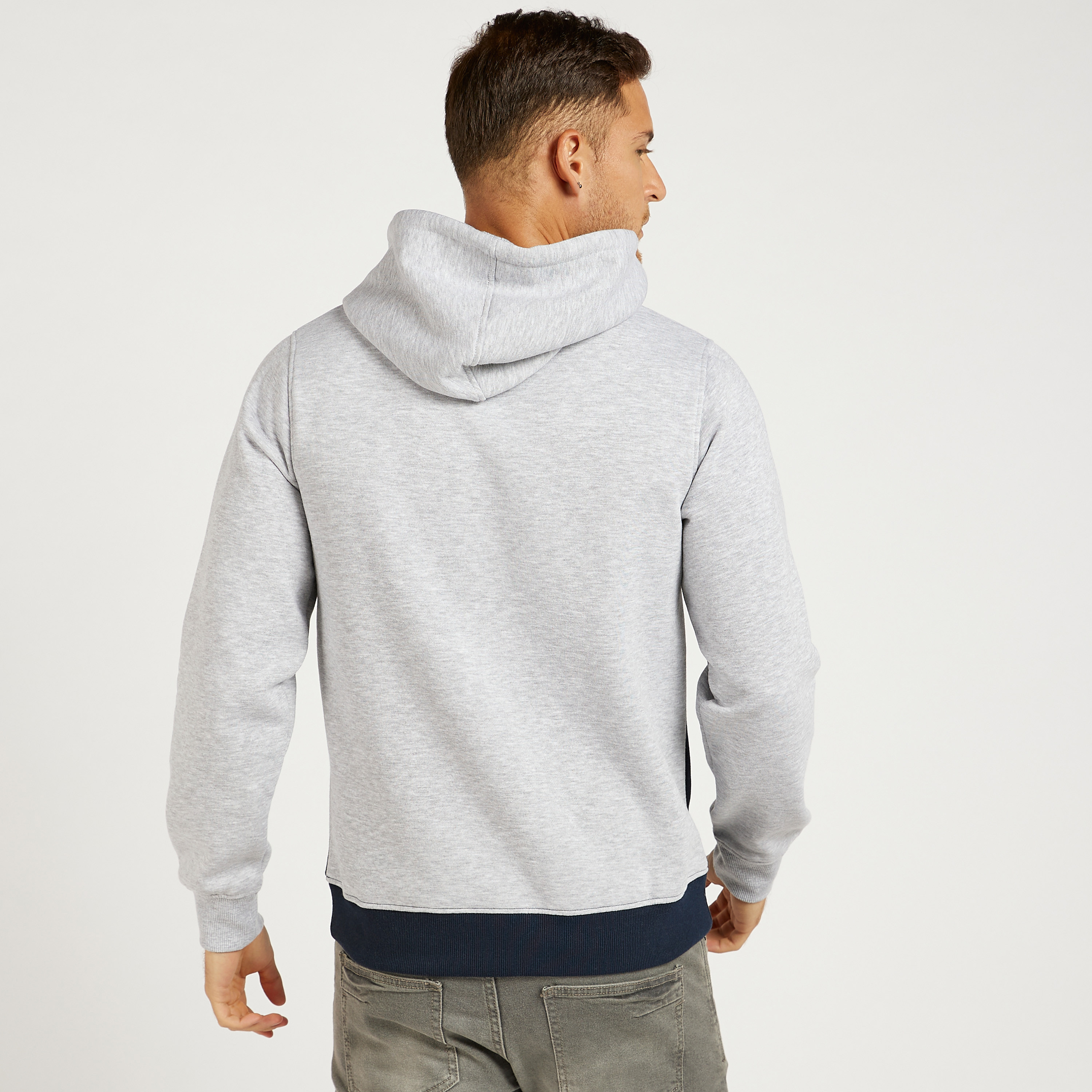هودي خفيف بطبعات وأكمام طويلة من جاك أند جونز-men-winterwear-hoodiesandsweatshirts-image-8