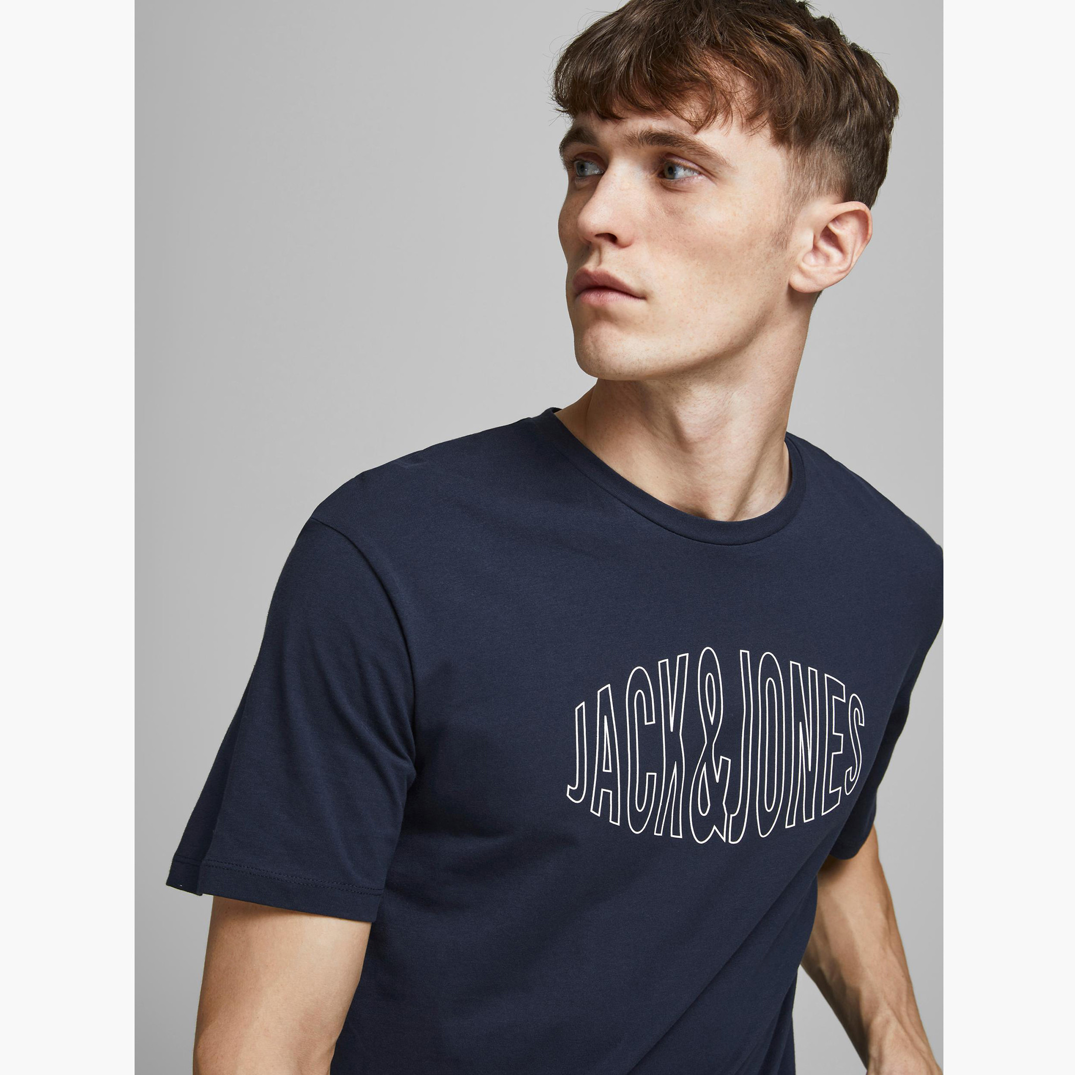 تيشيرت بياقة ضيّقة وأكمام قصيرة وطبعات من جاك & جونز-men-clothing-tshirtsandpolos-tshirts-image-2
