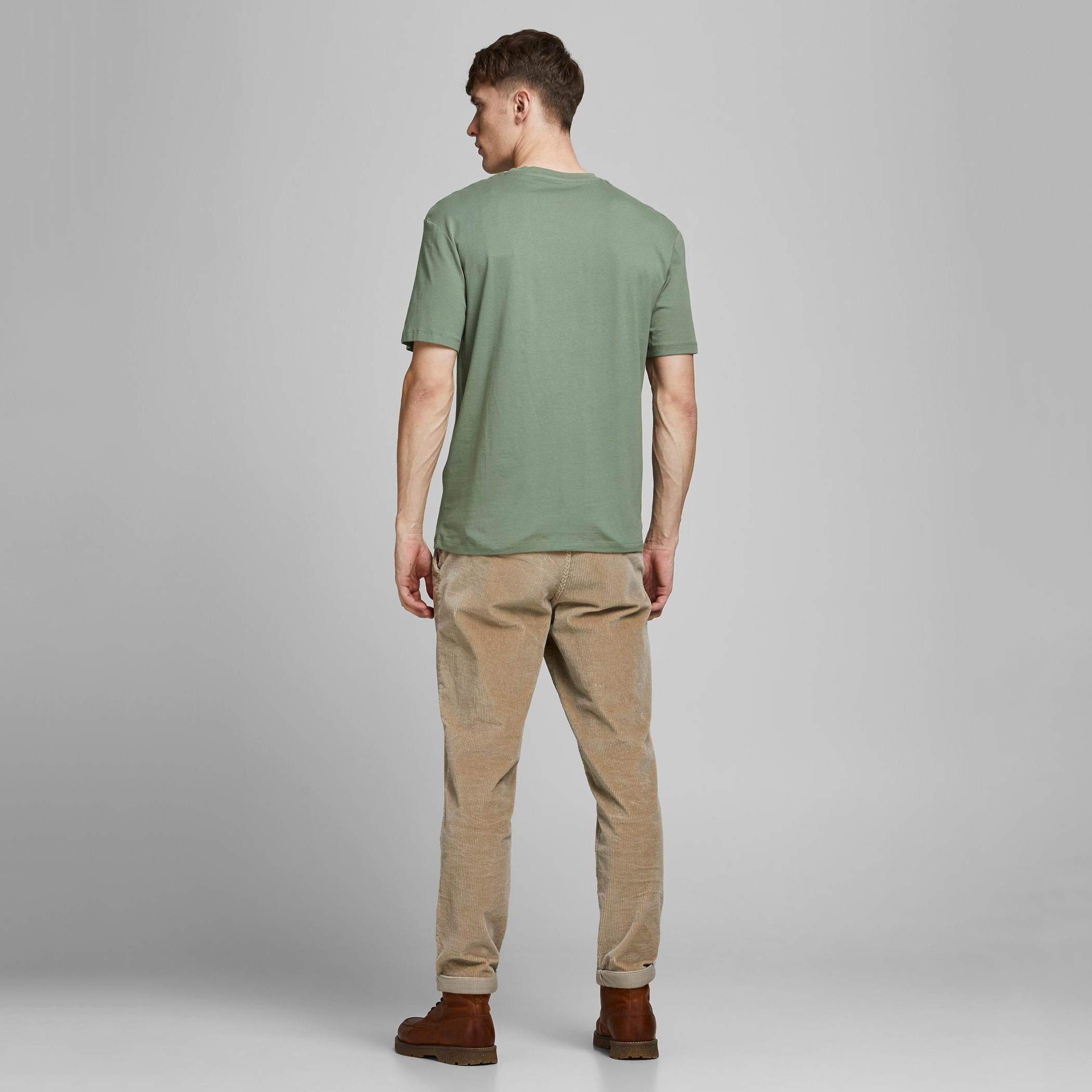 تيشيرت بياقة ضيّقة وأكمام قصيرة وطبعات من جاك & جونز-men-clothing-tshirtsandpolos-tshirts-image-8