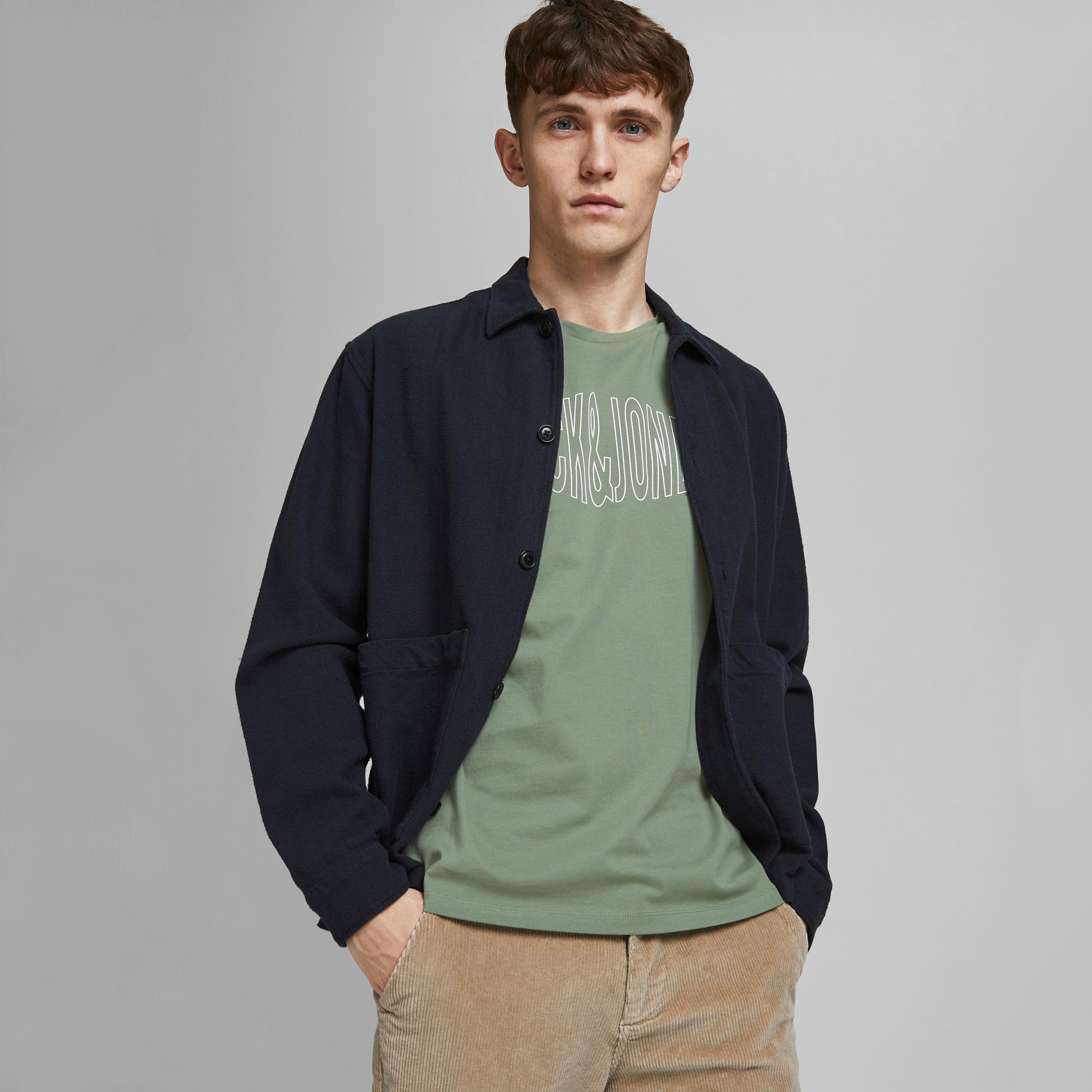 تيشيرت بياقة ضيّقة وأكمام قصيرة وطبعات من جاك & جونز-men-clothing-tshirtsandpolos-tshirts-image-9