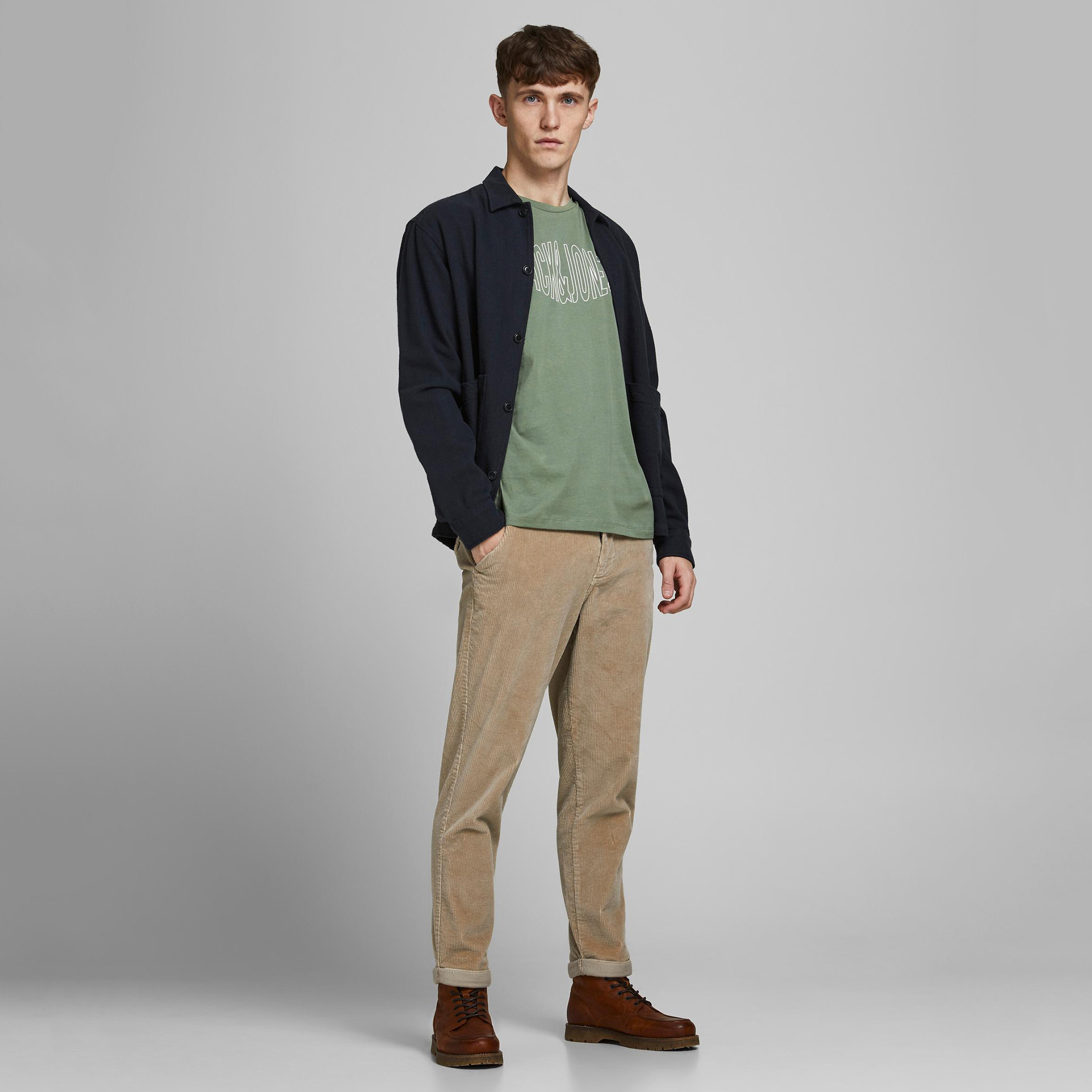 تيشيرت بياقة ضيّقة وأكمام قصيرة وطبعات من جاك & جونز-men-clothing-tshirtsandpolos-tshirts-image-12
