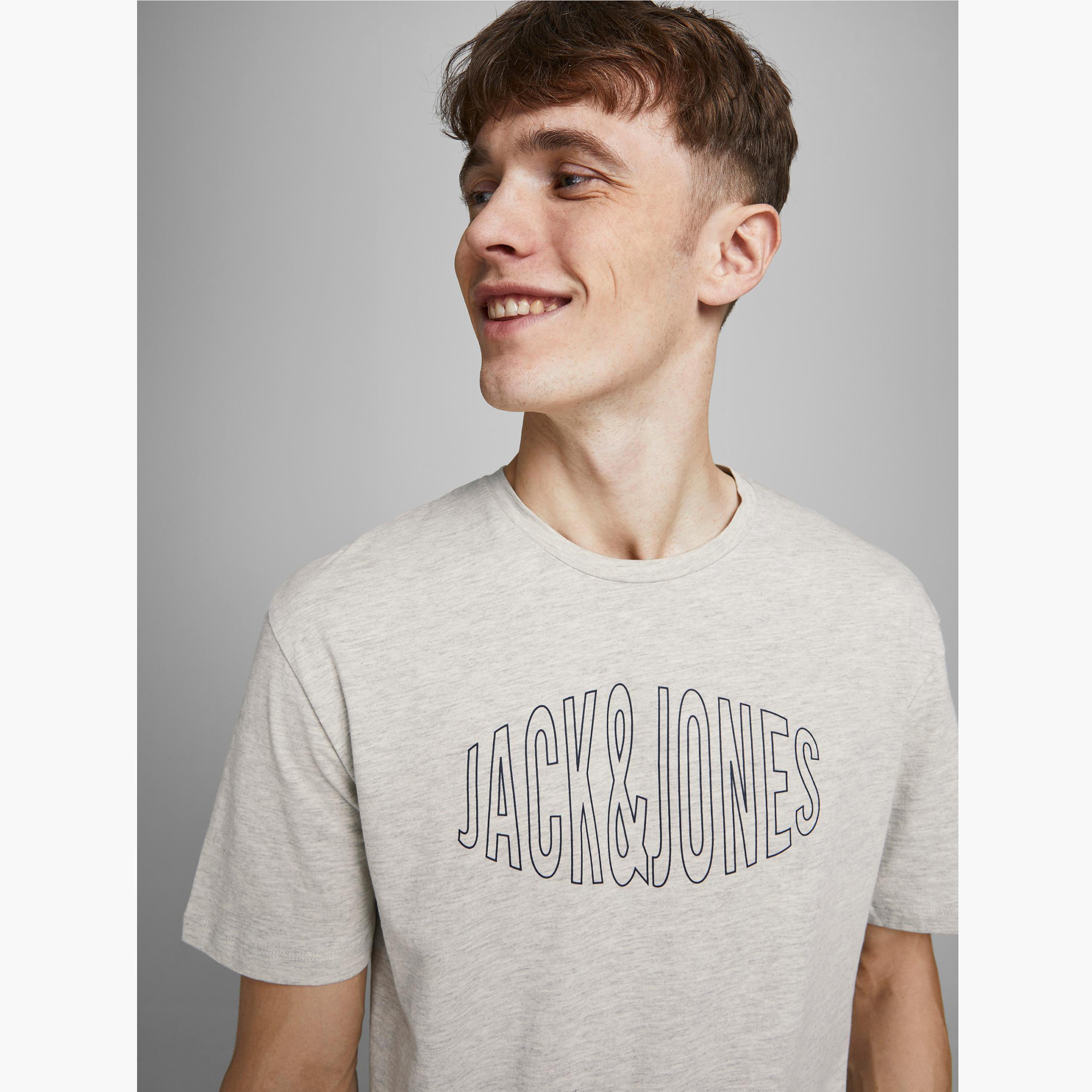 تيشيرت بياقة ضيّقة وأكمام قصيرة وطبعات من جاك & جونز-men-clothing-tshirtsandpolos-tshirts-image-15