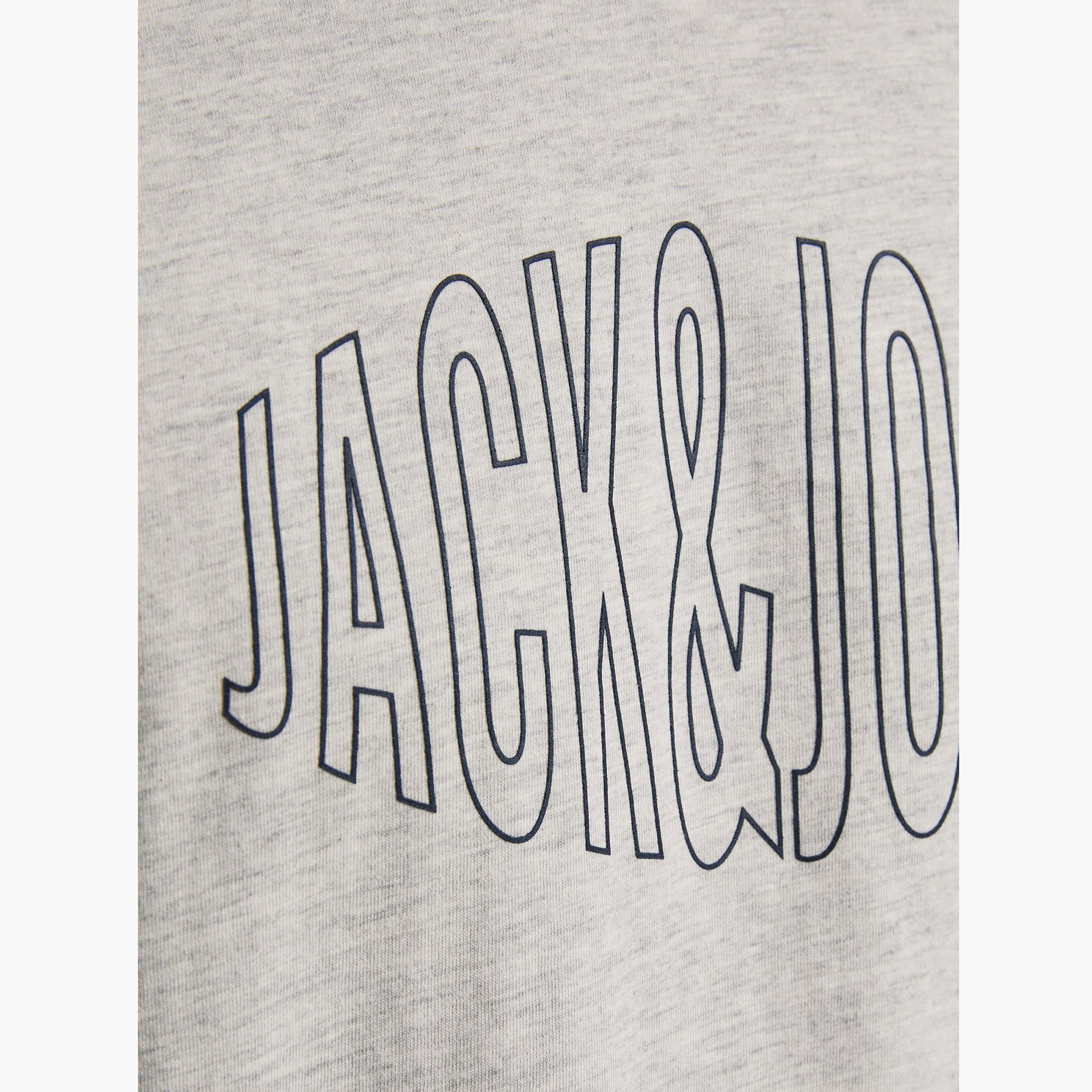 تيشيرت بياقة ضيّقة وأكمام قصيرة وطبعات من جاك & جونز-men-clothing-tshirtsandpolos-tshirts-image-16