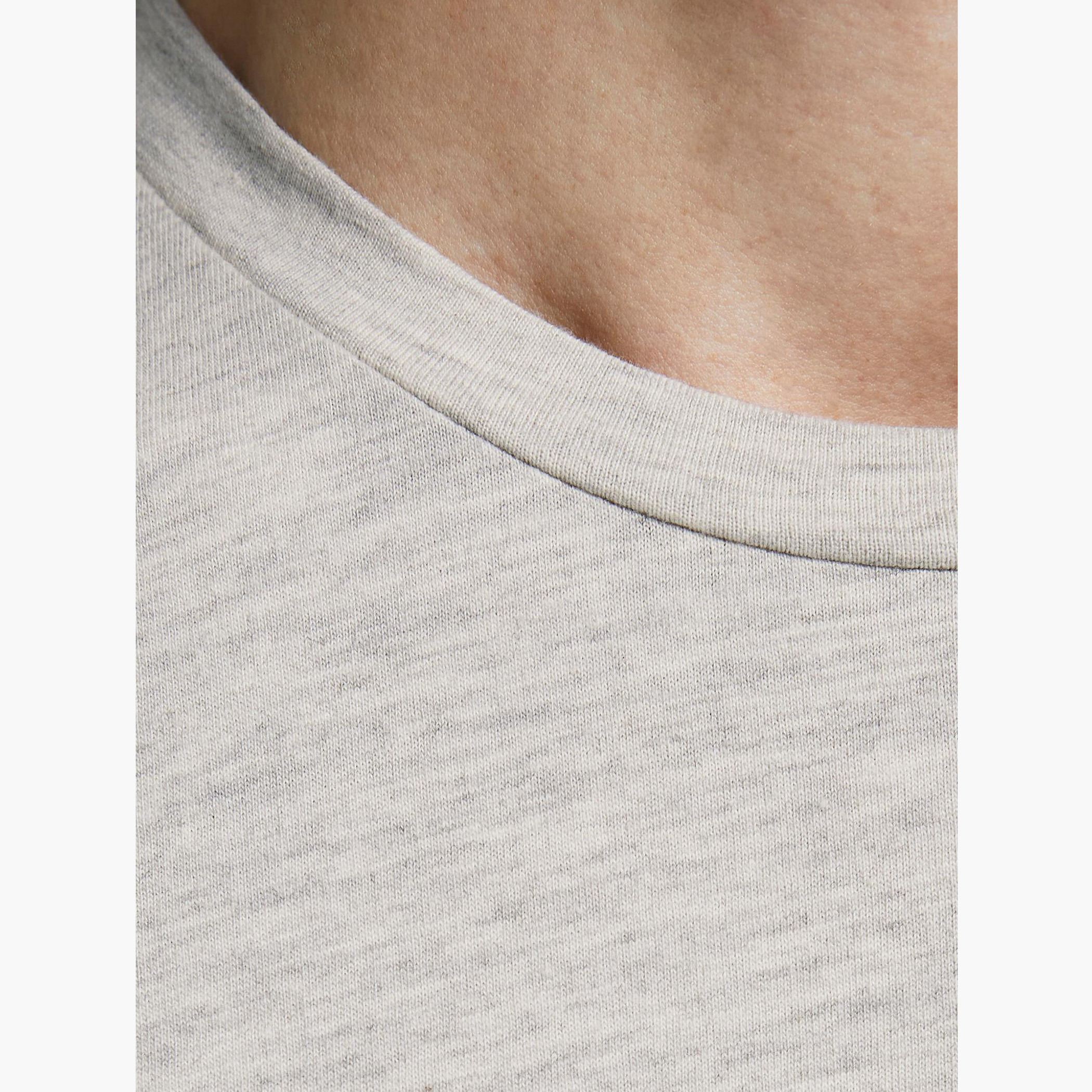 تيشيرت بياقة ضيّقة وأكمام قصيرة وطبعات من جاك & جونز-men-clothing-tshirtsandpolos-tshirts-image-17