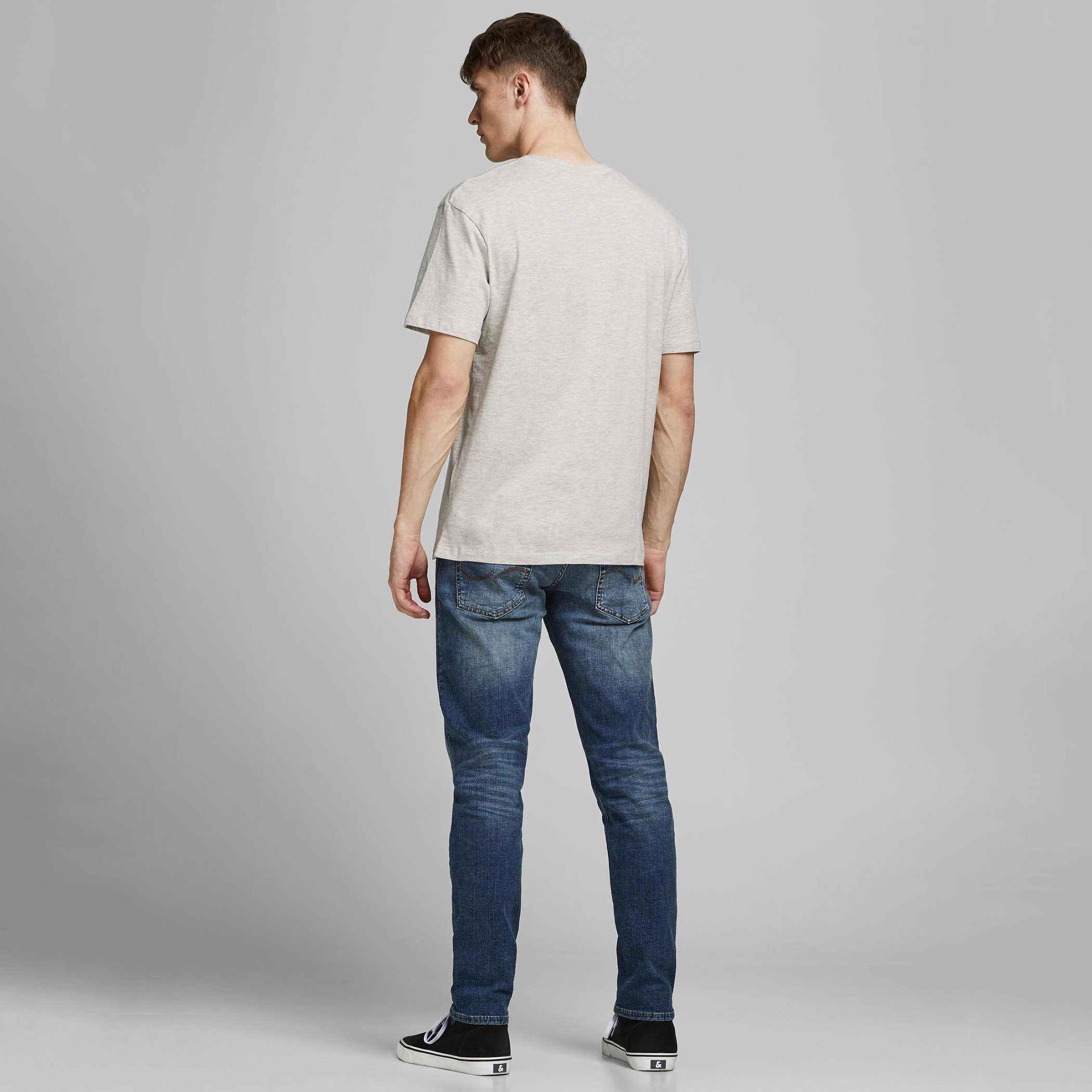 تيشيرت بياقة ضيّقة وأكمام قصيرة وطبعات من جاك & جونز-men-clothing-tshirtsandpolos-tshirts-image-18