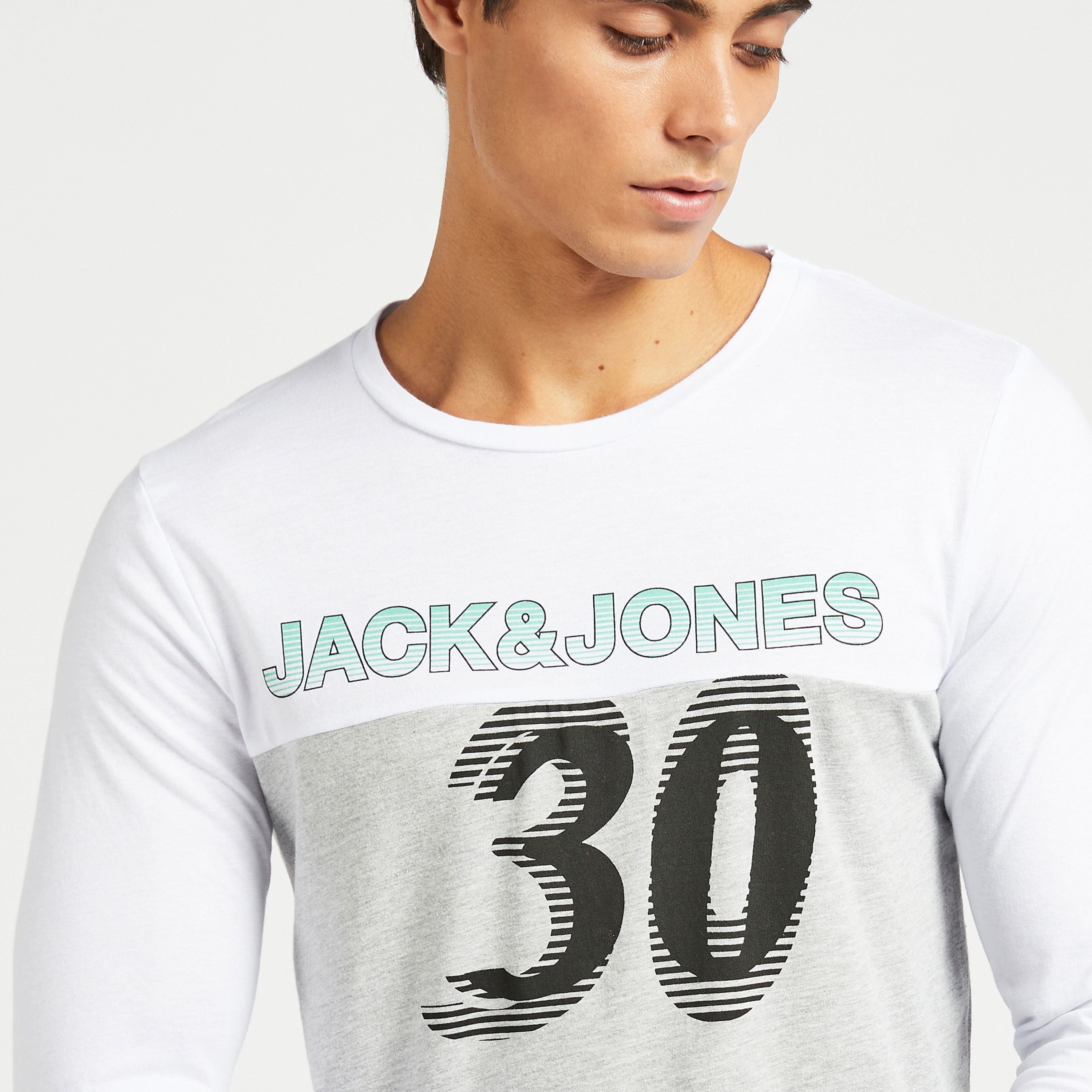 تيشيرت بطبعات وياقة ضيّقة وأكمام طويلة من جاك & جونز-men-clothing-tshirtsandpolos-tshirts-image-7