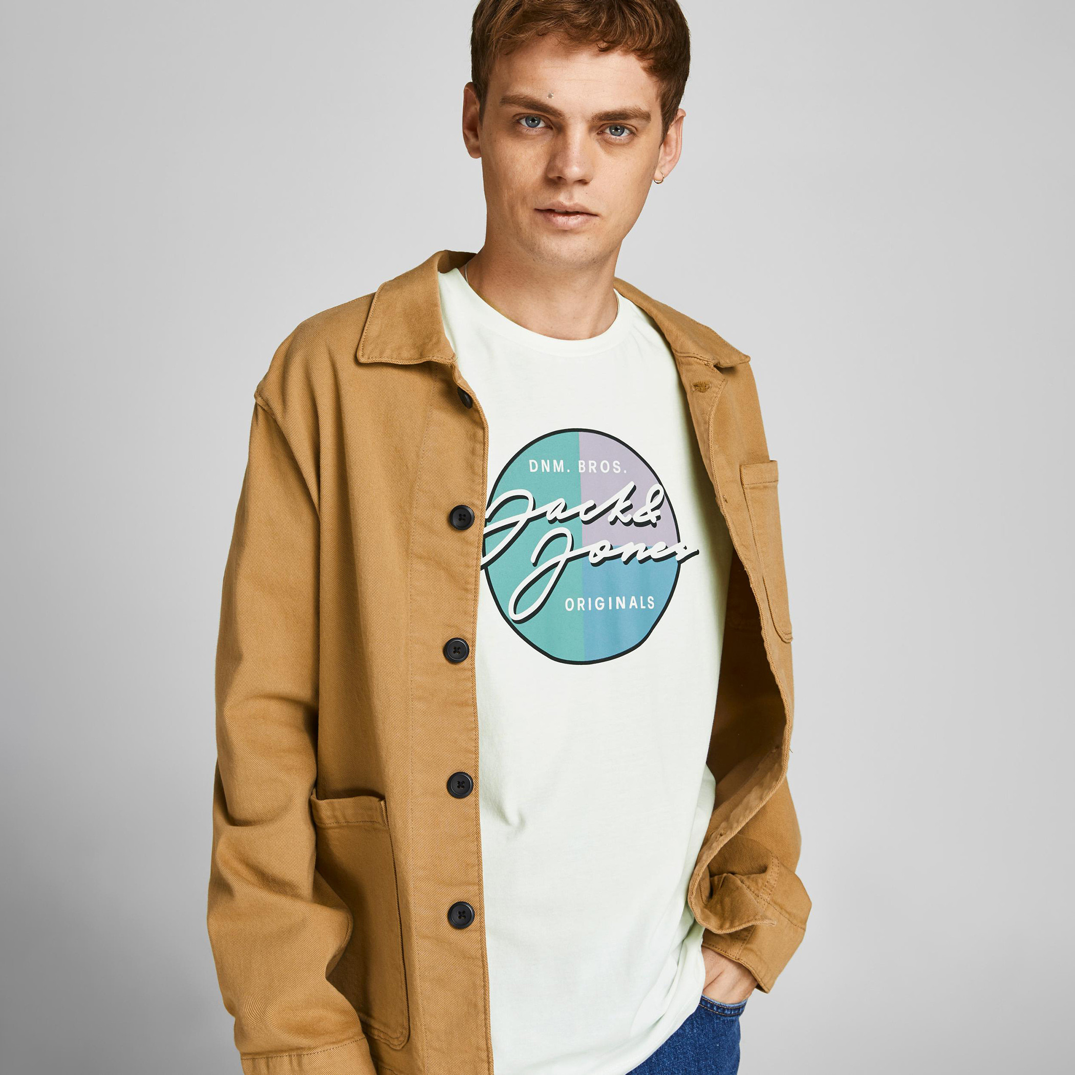 تيشيرت بياقة ضيقة وأكمام قصيرة وطبعات من جاك & جونز-men-clothing-tshirtsandpolos-tshirts-image-4