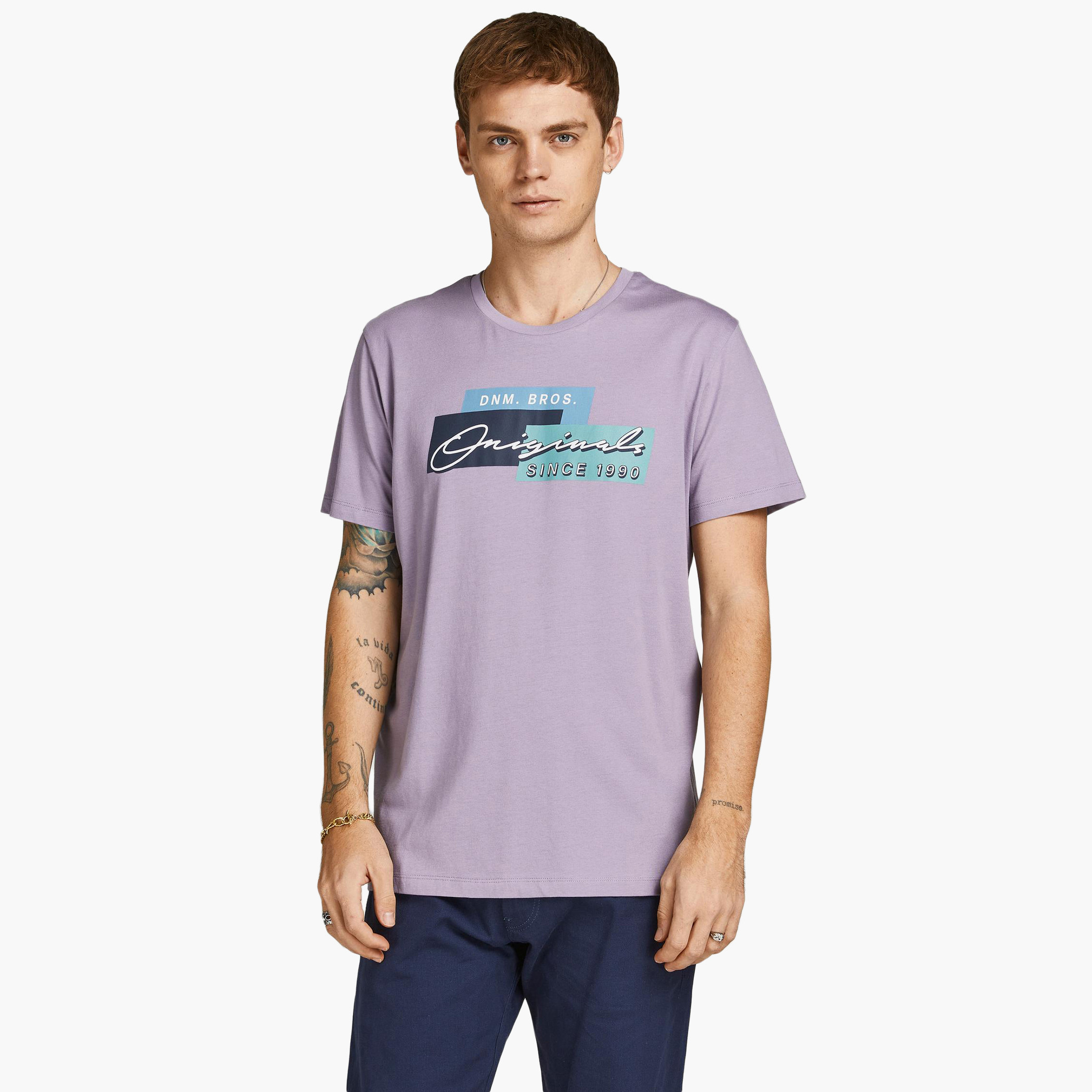 تيشيرت بطبعات وياقة ضيّقة وأكمام قصيرة من جاك & جونز-men-clothing-tshirtsandpolos-tshirts-image-1