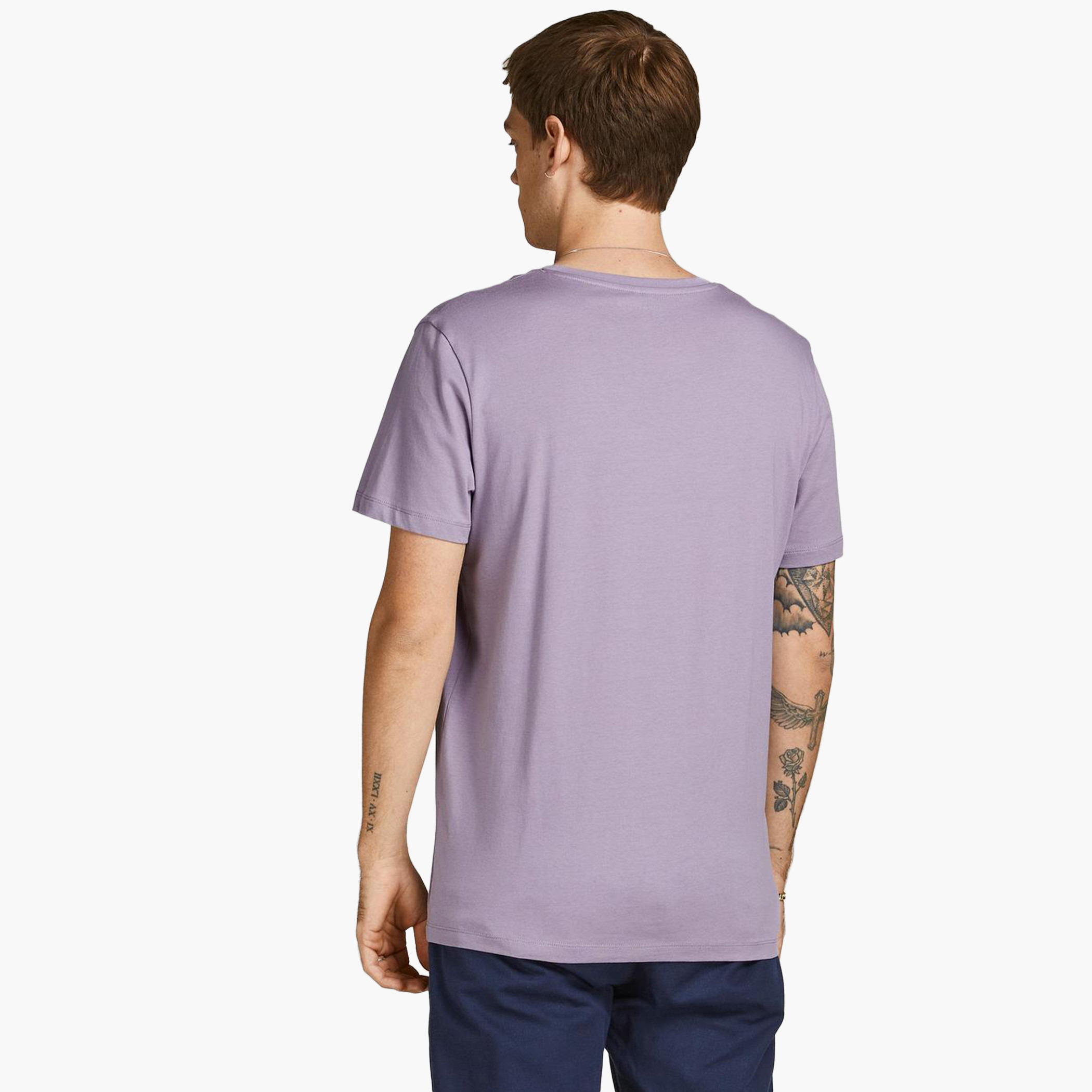 تيشيرت بطبعات وياقة ضيّقة وأكمام قصيرة من جاك & جونز-men-clothing-tshirtsandpolos-tshirts-image-2