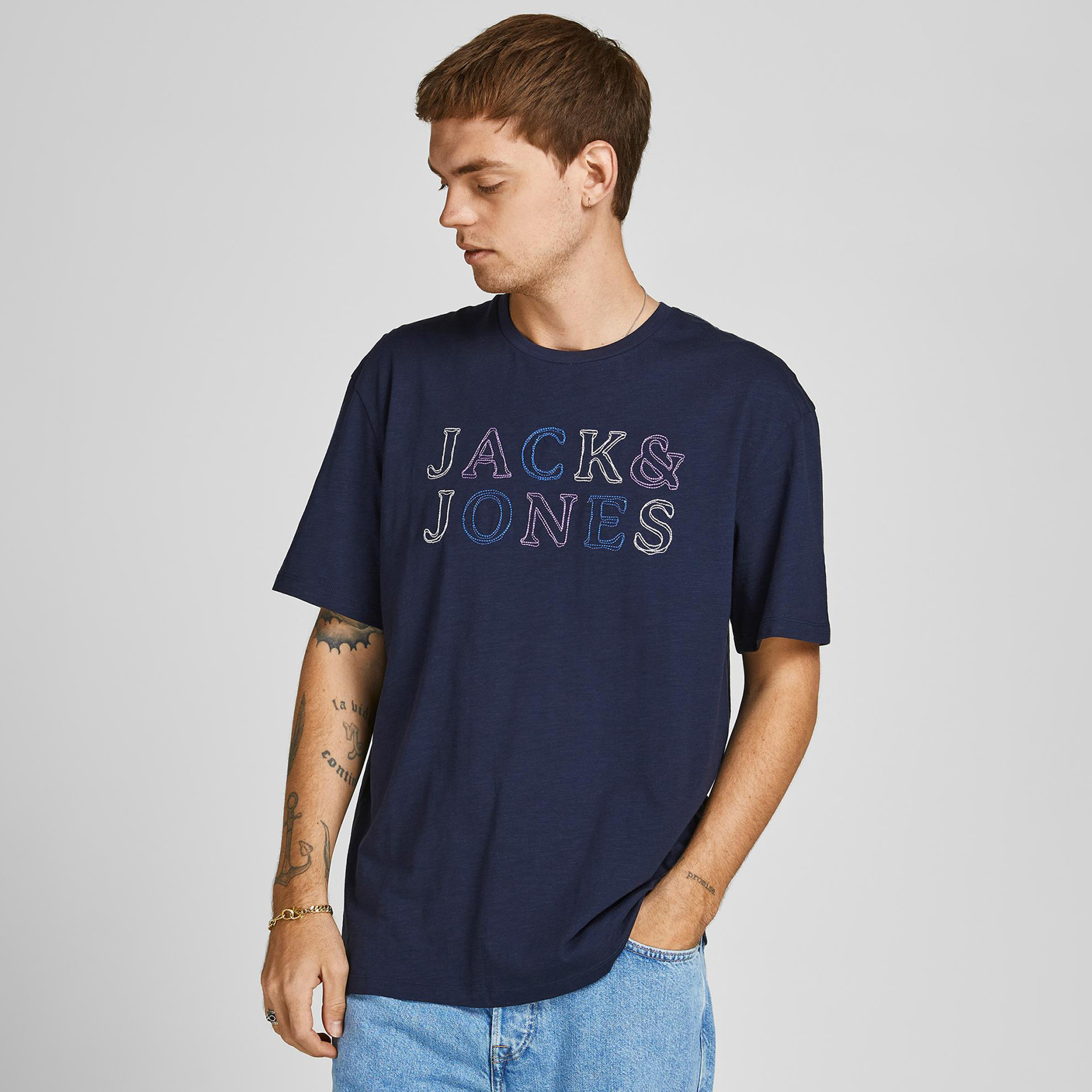 تيشيرت بياقة ضيقة وأكمام قصيرة وطبعات من جاك & جونز-men-clothing-tshirtsandpolos-tshirts-image-1