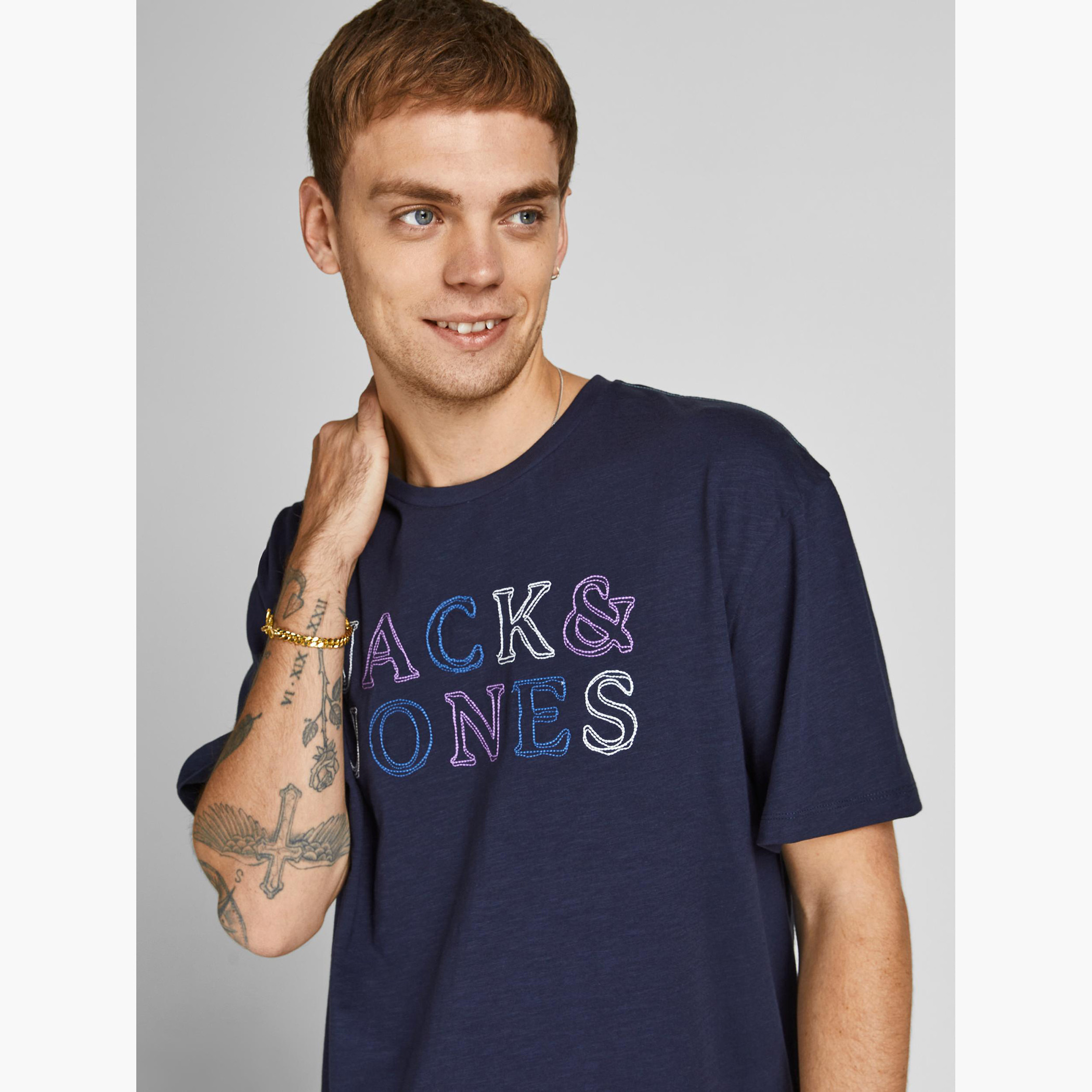 تيشيرت بياقة ضيقة وأكمام قصيرة وطبعات من جاك & جونز-men-clothing-tshirtsandpolos-tshirts-image-2