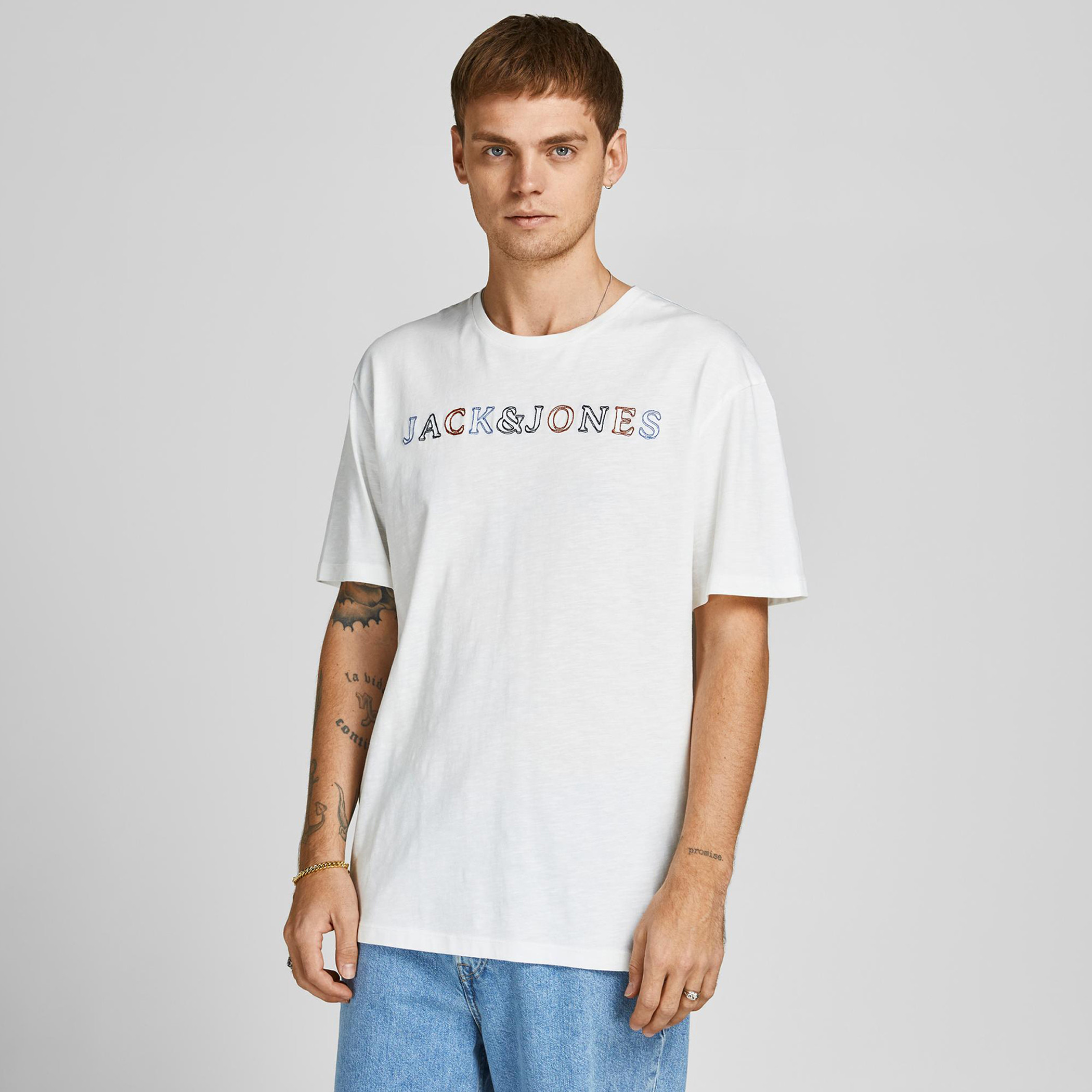 تيشيرت مطّرز بياقة ضيّقة وأكمام قصيرة من جاك & جونز-men-clothing-tshirtsandpolos-tshirts-image-1