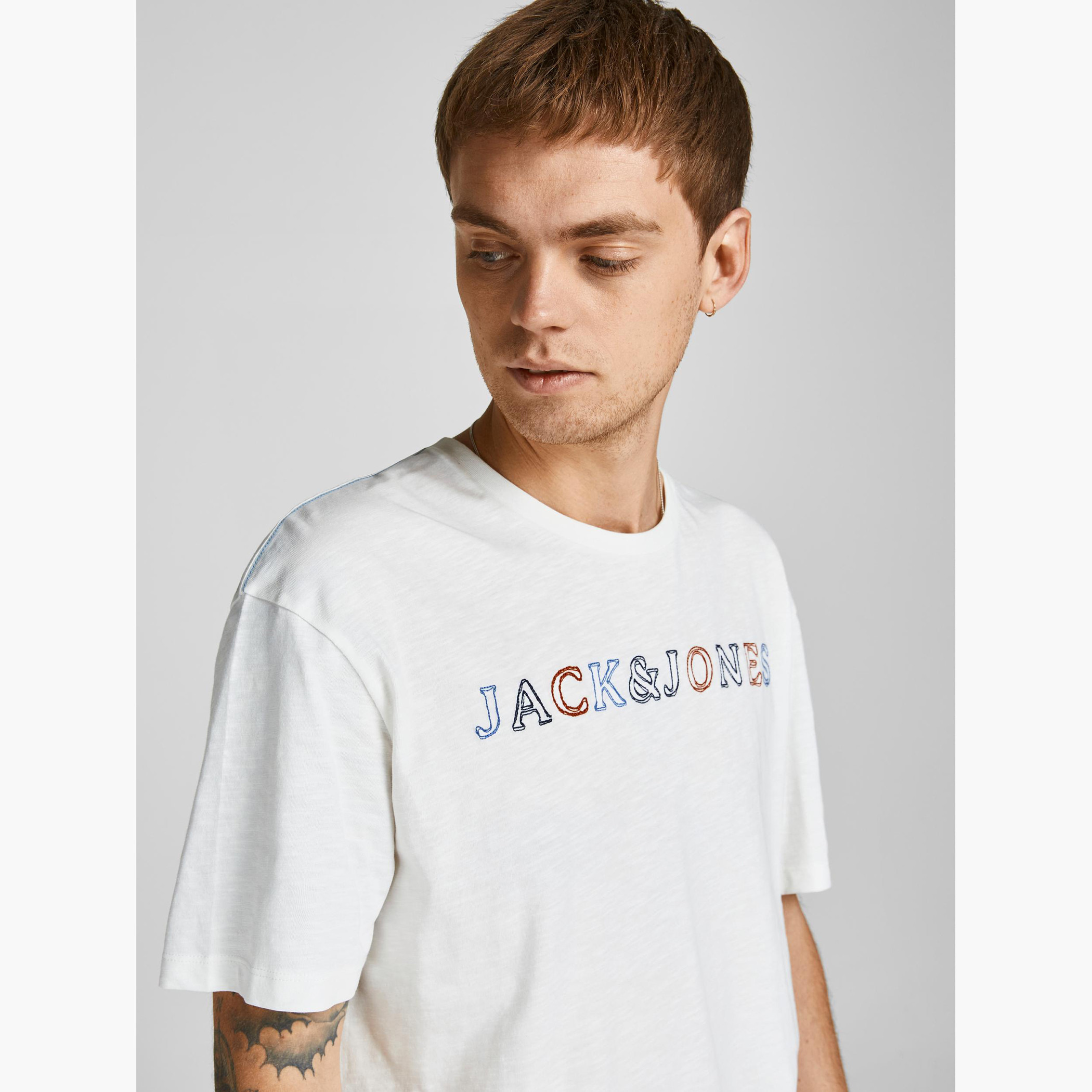 تيشيرت مطّرز بياقة ضيّقة وأكمام قصيرة من جاك & جونز-men-clothing-tshirtsandpolos-tshirts-image-2