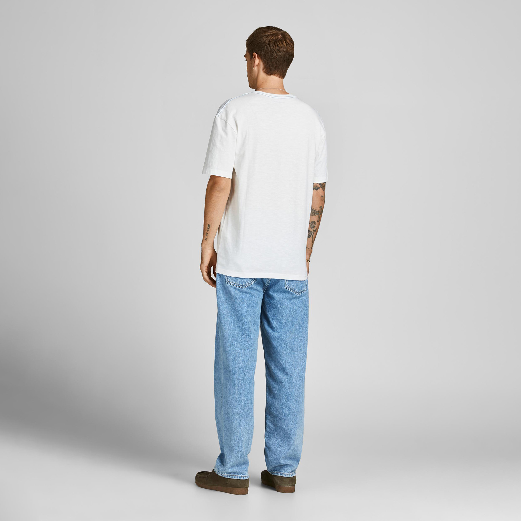 تيشيرت مطّرز بياقة ضيّقة وأكمام قصيرة من جاك & جونز-men-clothing-tshirtsandpolos-tshirts-image-3