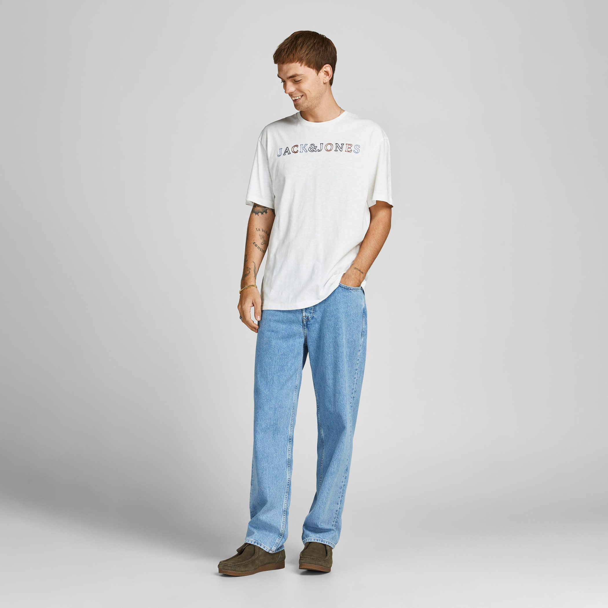 تيشيرت مطّرز بياقة ضيّقة وأكمام قصيرة من جاك & جونز-men-clothing-tshirtsandpolos-tshirts-image-4