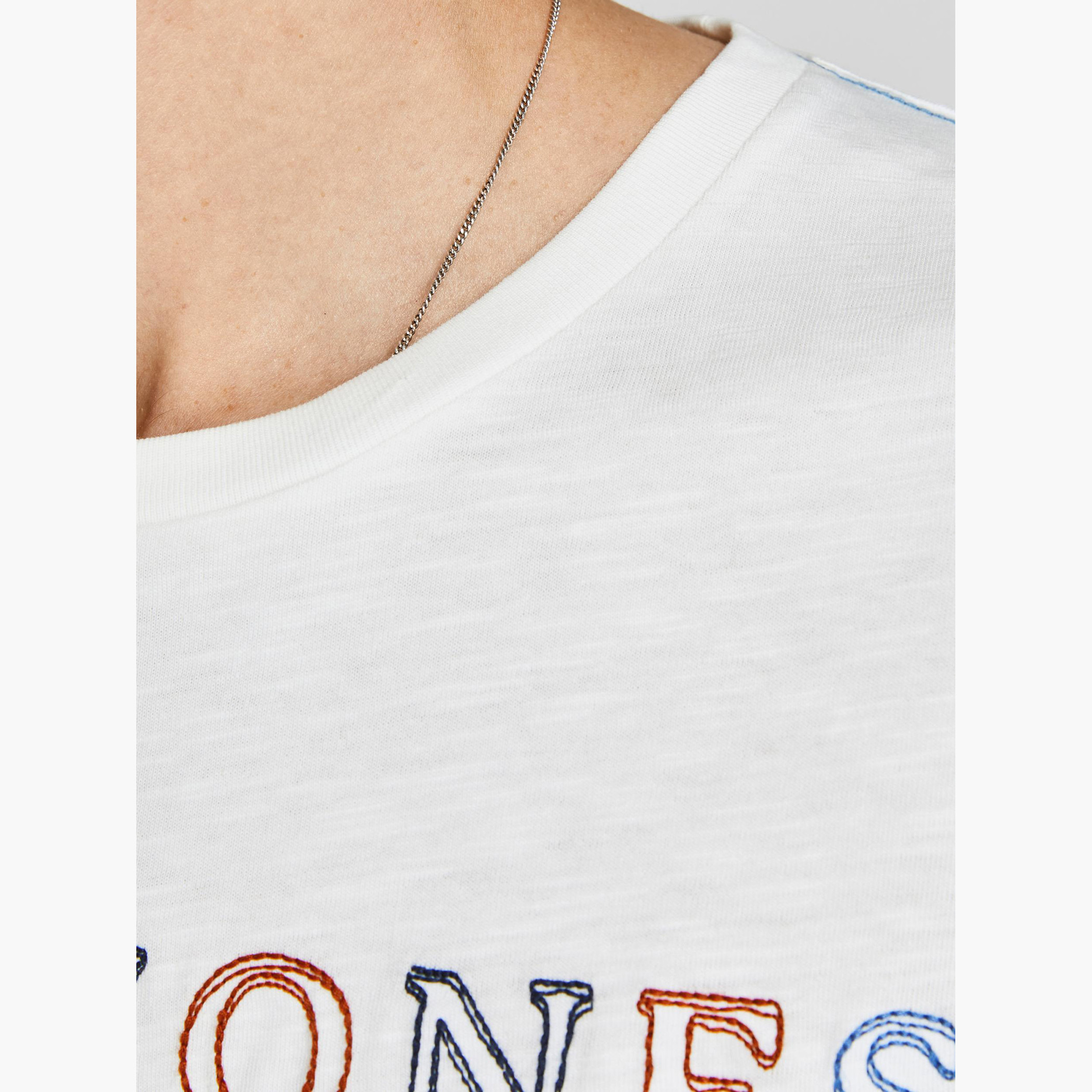 تيشيرت مطّرز بياقة ضيّقة وأكمام قصيرة من جاك & جونز-men-clothing-tshirtsandpolos-tshirts-image-6