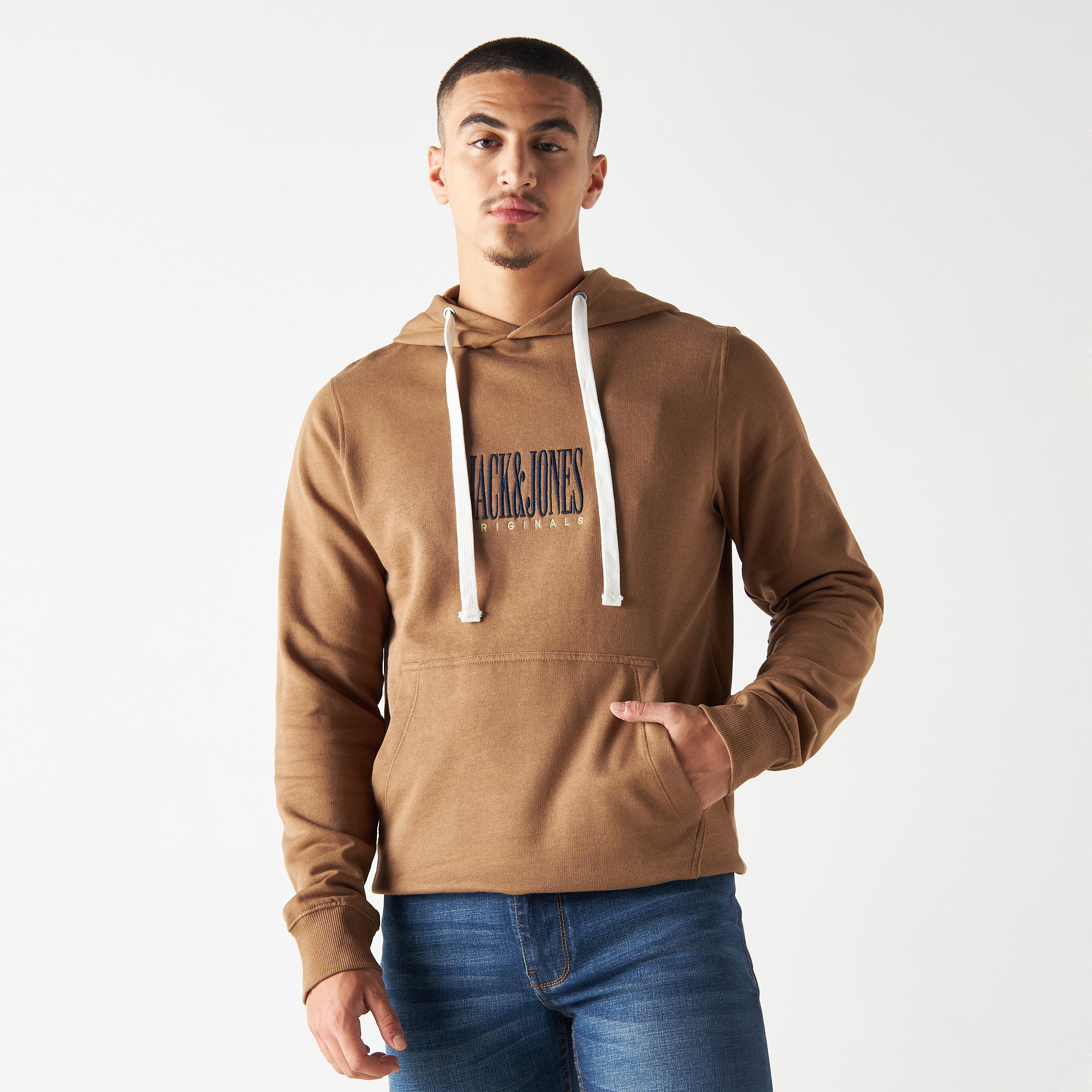 هودي مطرّز بجيوب وأكمام طويلة من جاك آند جونز-men-winterwear-hoodiesandsweatshirts-image-1
