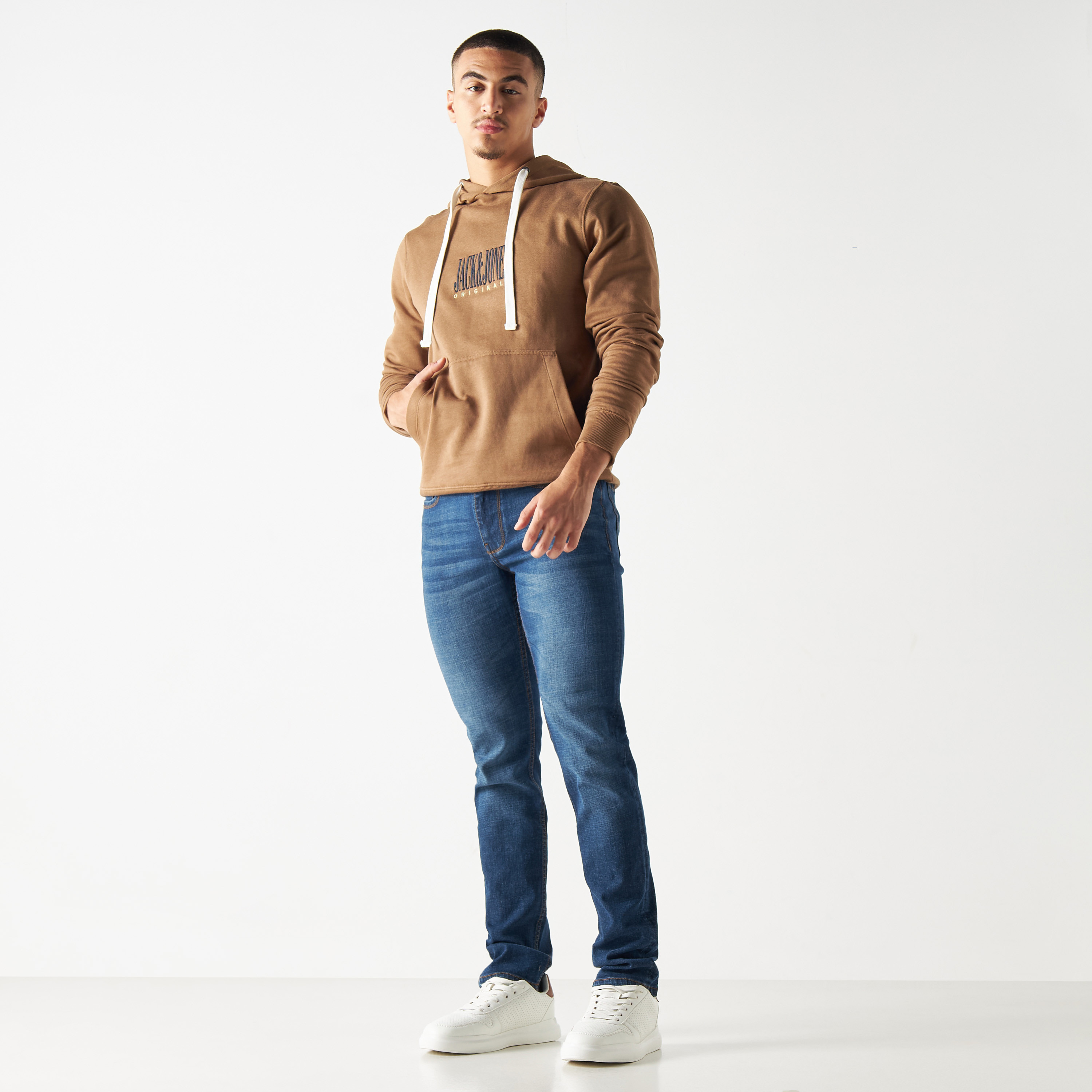 هودي مطرّز بجيوب وأكمام طويلة من جاك آند جونز-men-winterwear-hoodiesandsweatshirts-image-2