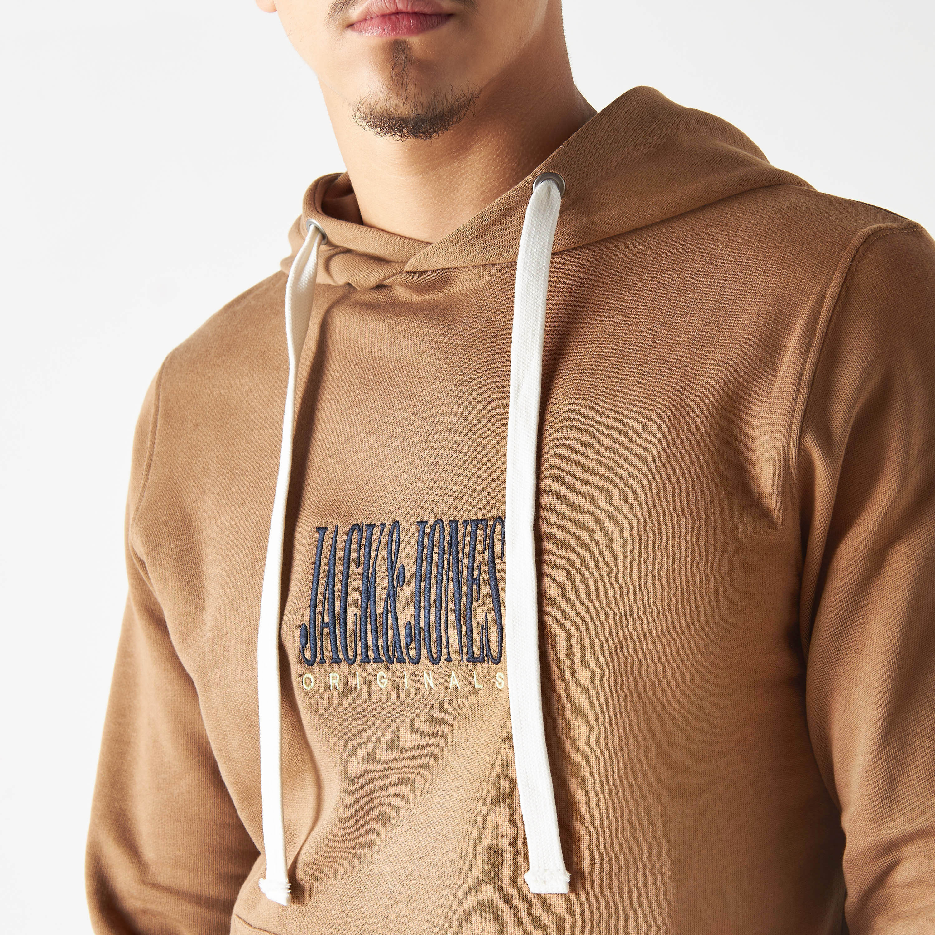 هودي مطرّز بجيوب وأكمام طويلة من جاك آند جونز-men-winterwear-hoodiesandsweatshirts-image-4