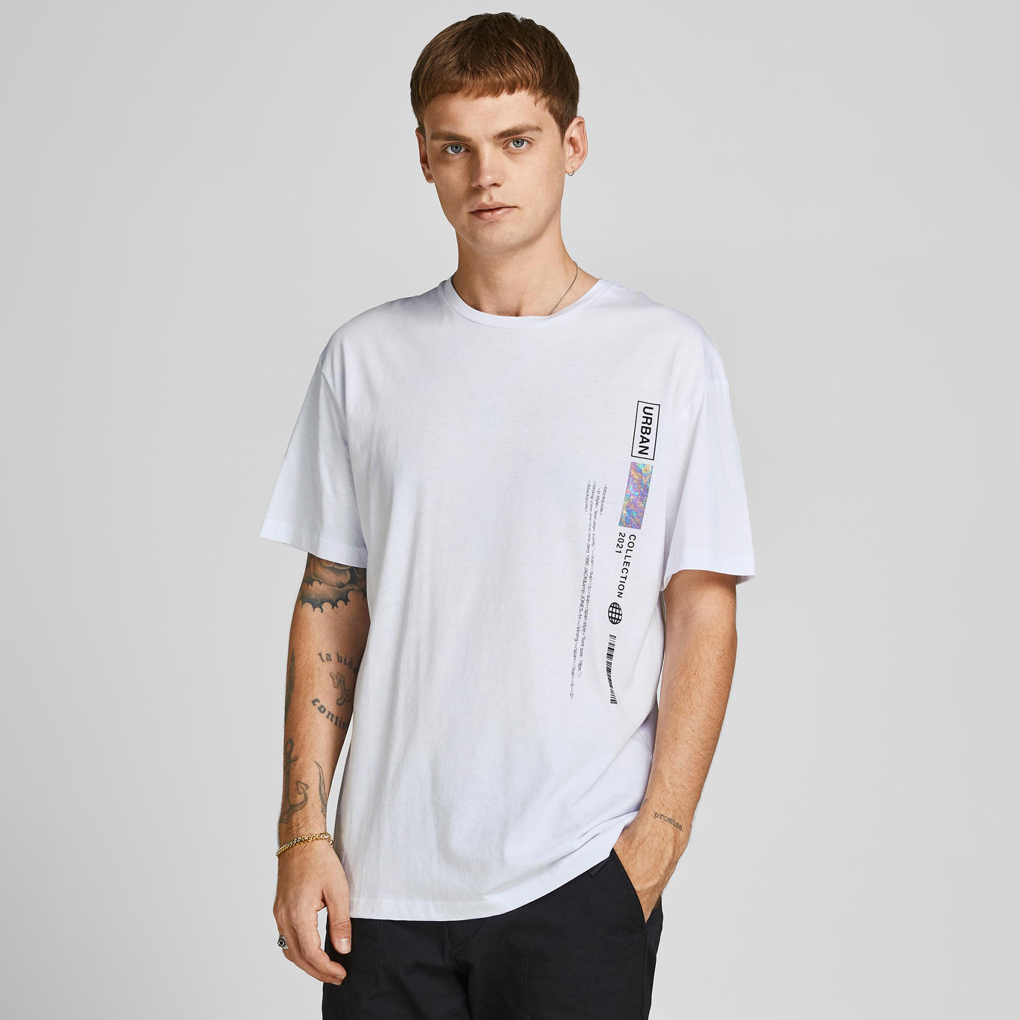 تيشيرت بياقة ضيّقة وأكمام قصيرة وطبعات جرافيك من جاك & جونز-men-clothing-tshirtsandpolos-tshirts-image-1