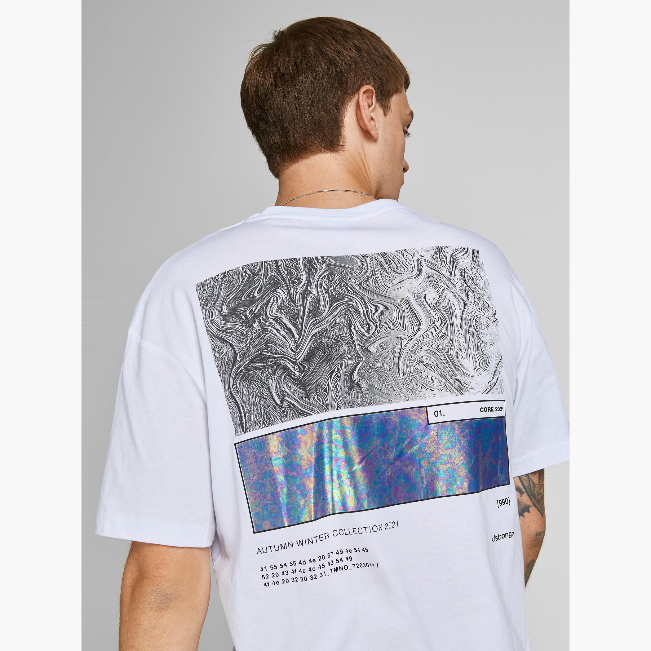 تيشيرت بياقة ضيّقة وأكمام قصيرة وطبعات جرافيك من جاك & جونز-men-clothing-tshirtsandpolos-tshirts-image-2