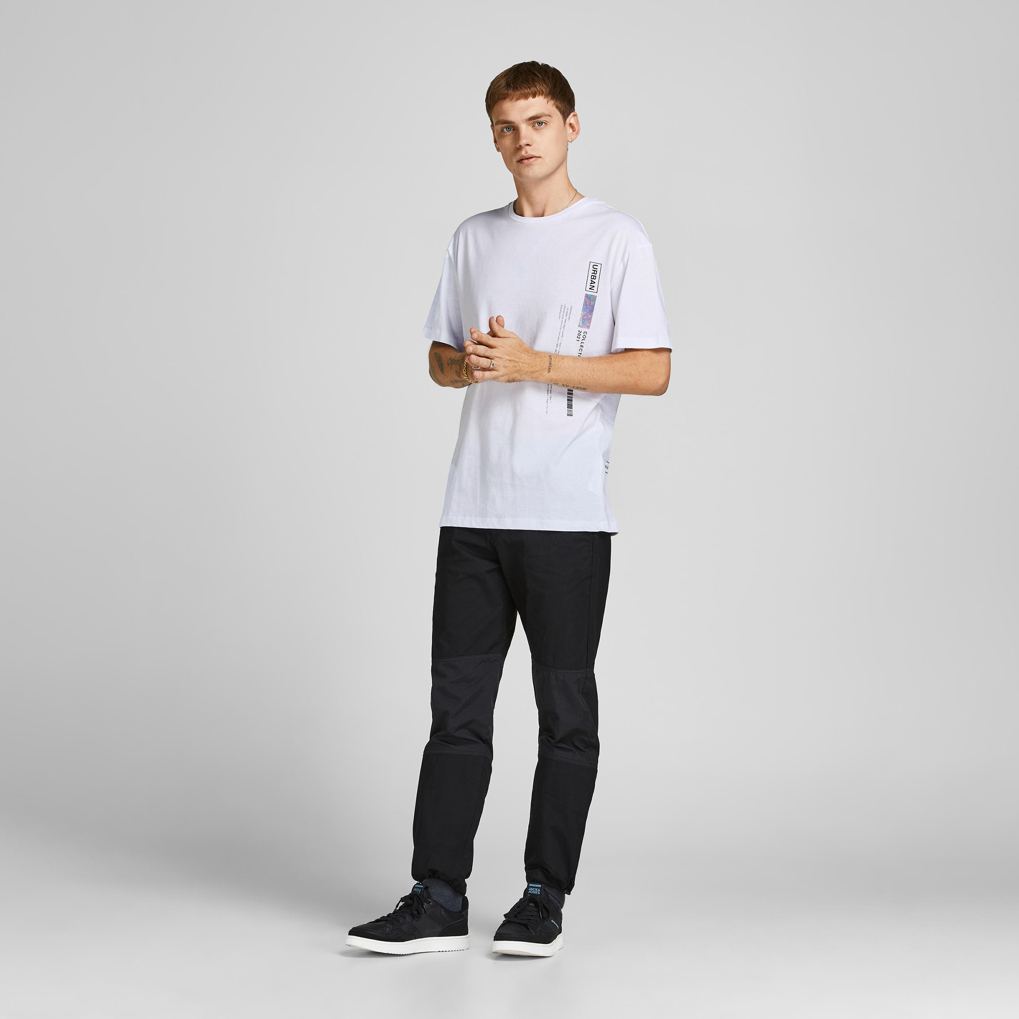 تيشيرت بياقة ضيّقة وأكمام قصيرة وطبعات جرافيك من جاك & جونز-men-clothing-tshirtsandpolos-tshirts-image-3