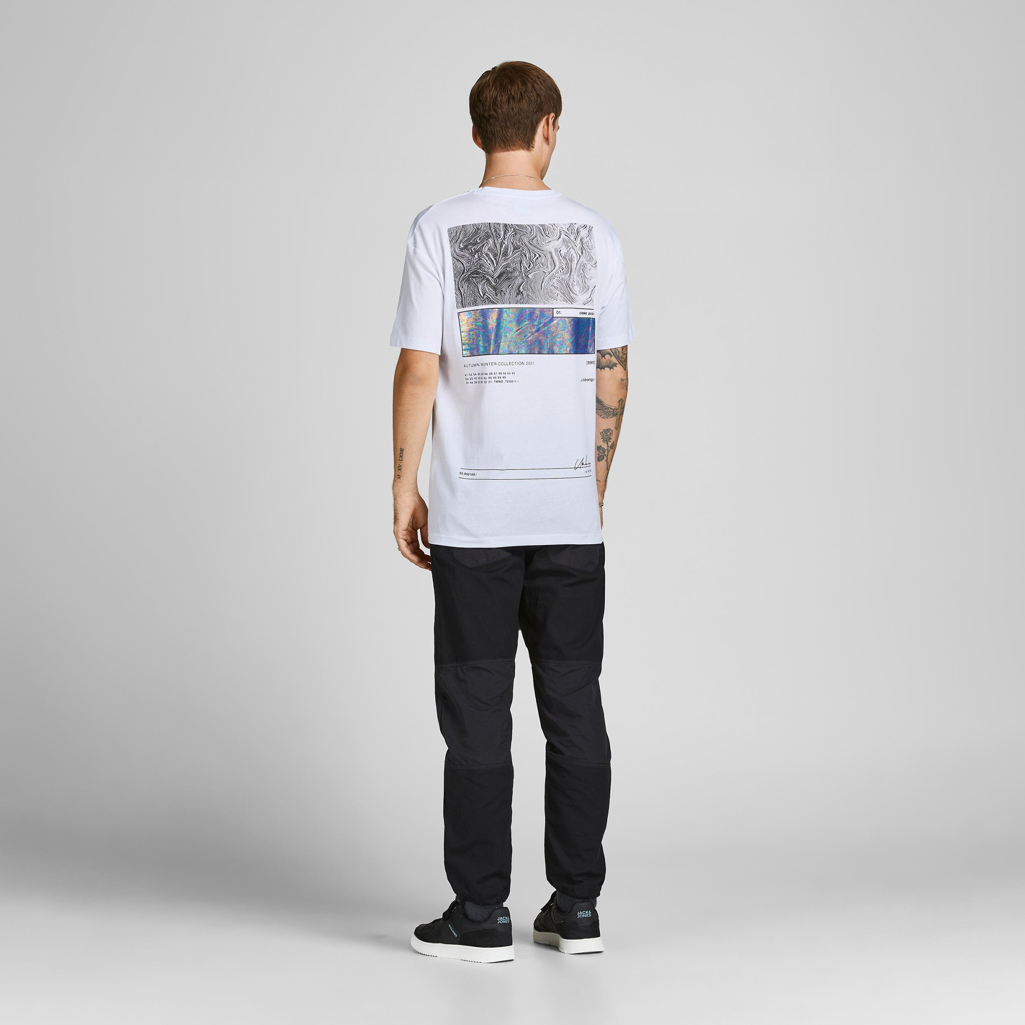 تيشيرت بياقة ضيّقة وأكمام قصيرة وطبعات جرافيك من جاك & جونز-men-clothing-tshirtsandpolos-tshirts-image-4