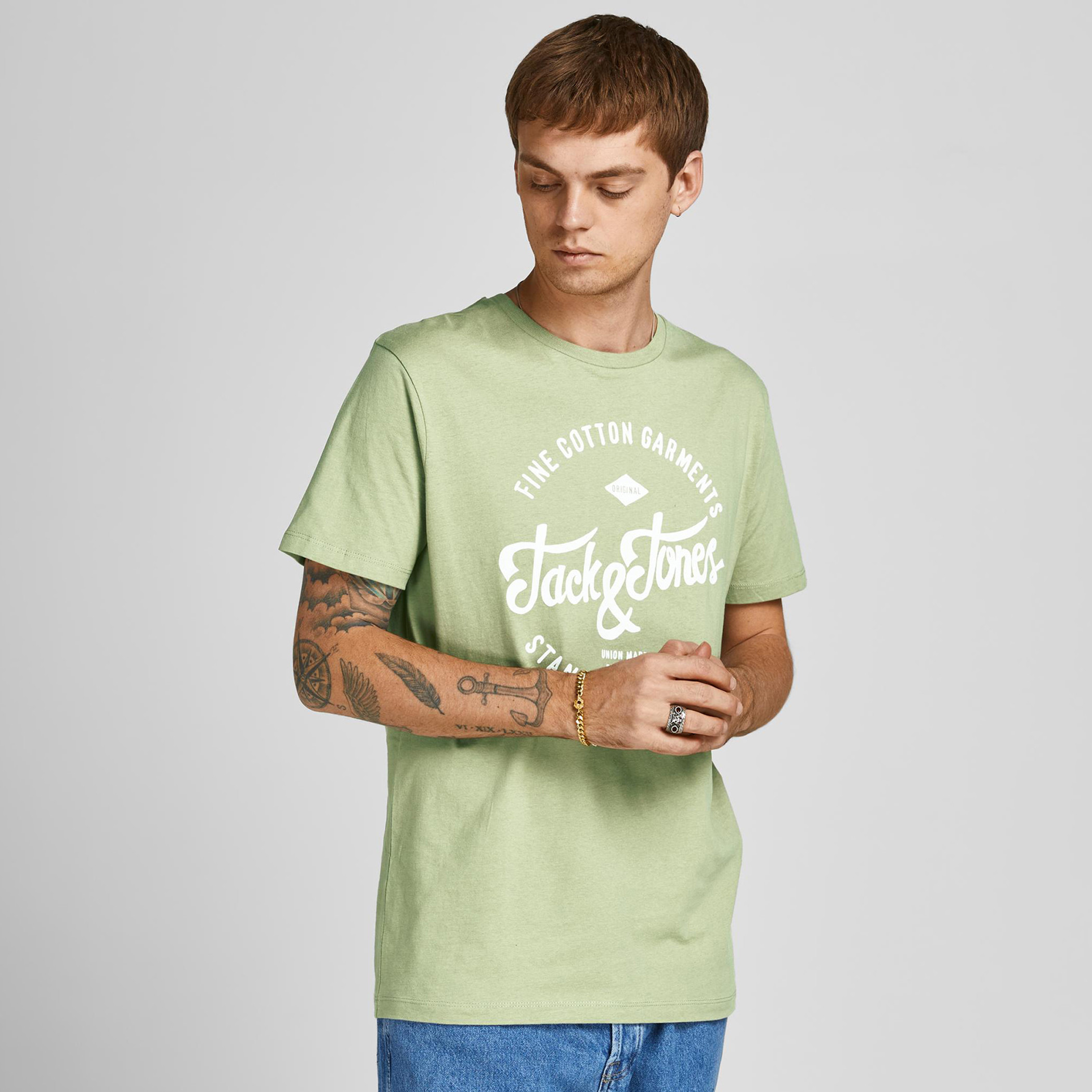 تيشيرت بياقة ضيّقة وأكمام قصيرة وطبعات من جاك & جونز-men-clothing-tshirtsandpolos-tshirts-image-1